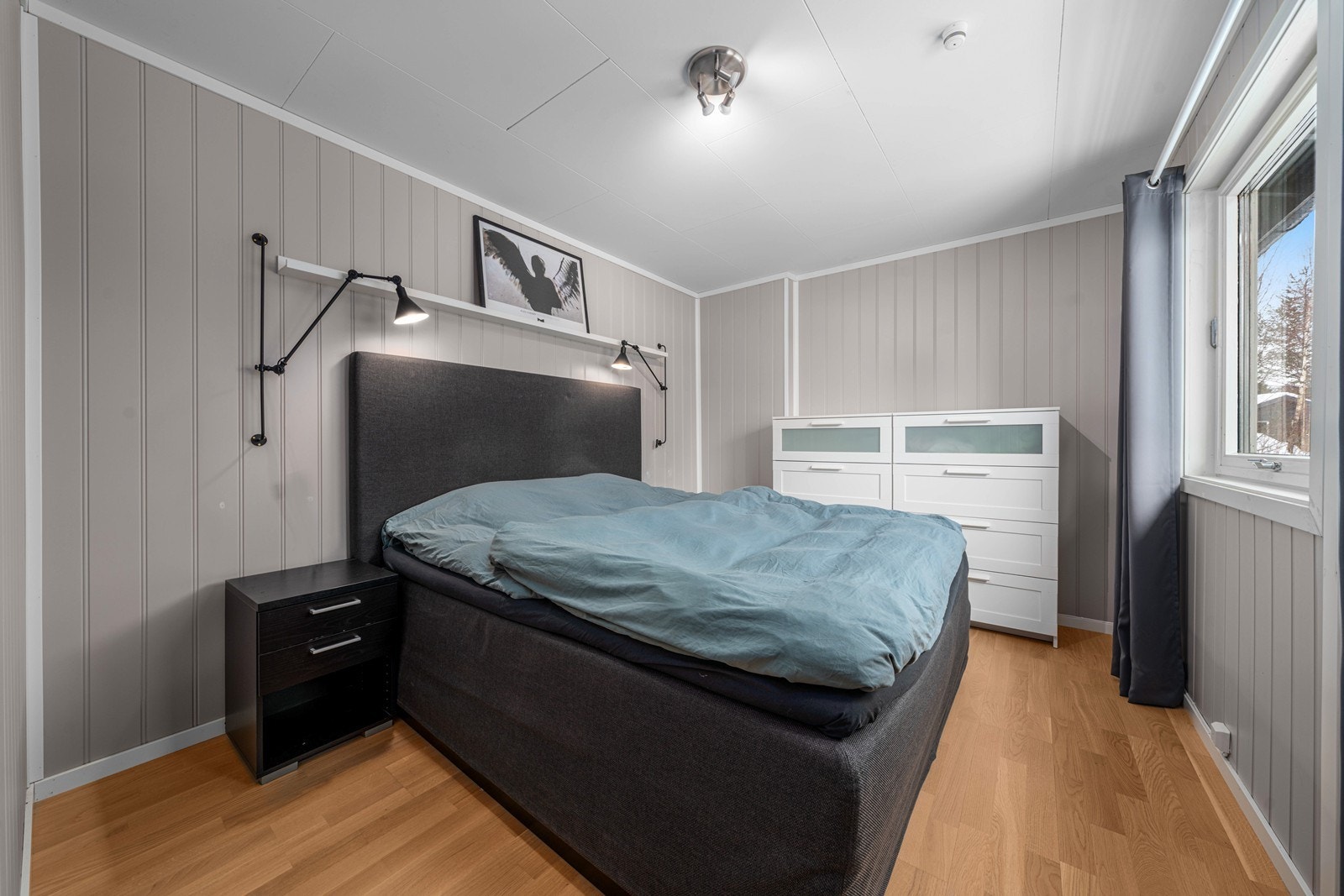 Hovedsoverommet i første etasje, med god plass til dobbeltseng og oppbevaring. Galleribilde