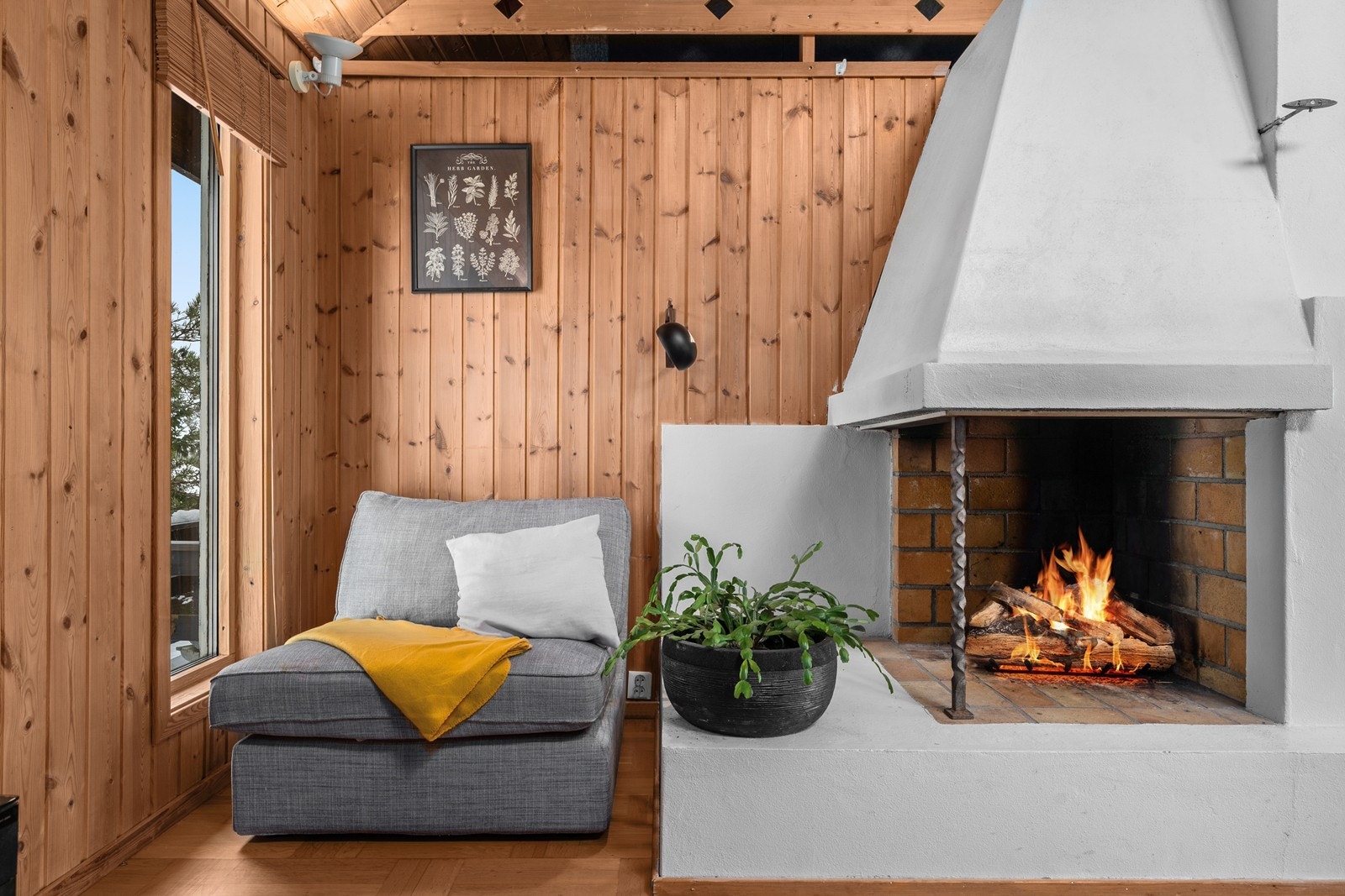 Peisen er en ekstra, tradisjonell varmekilde på kalde dager. Galleribilde