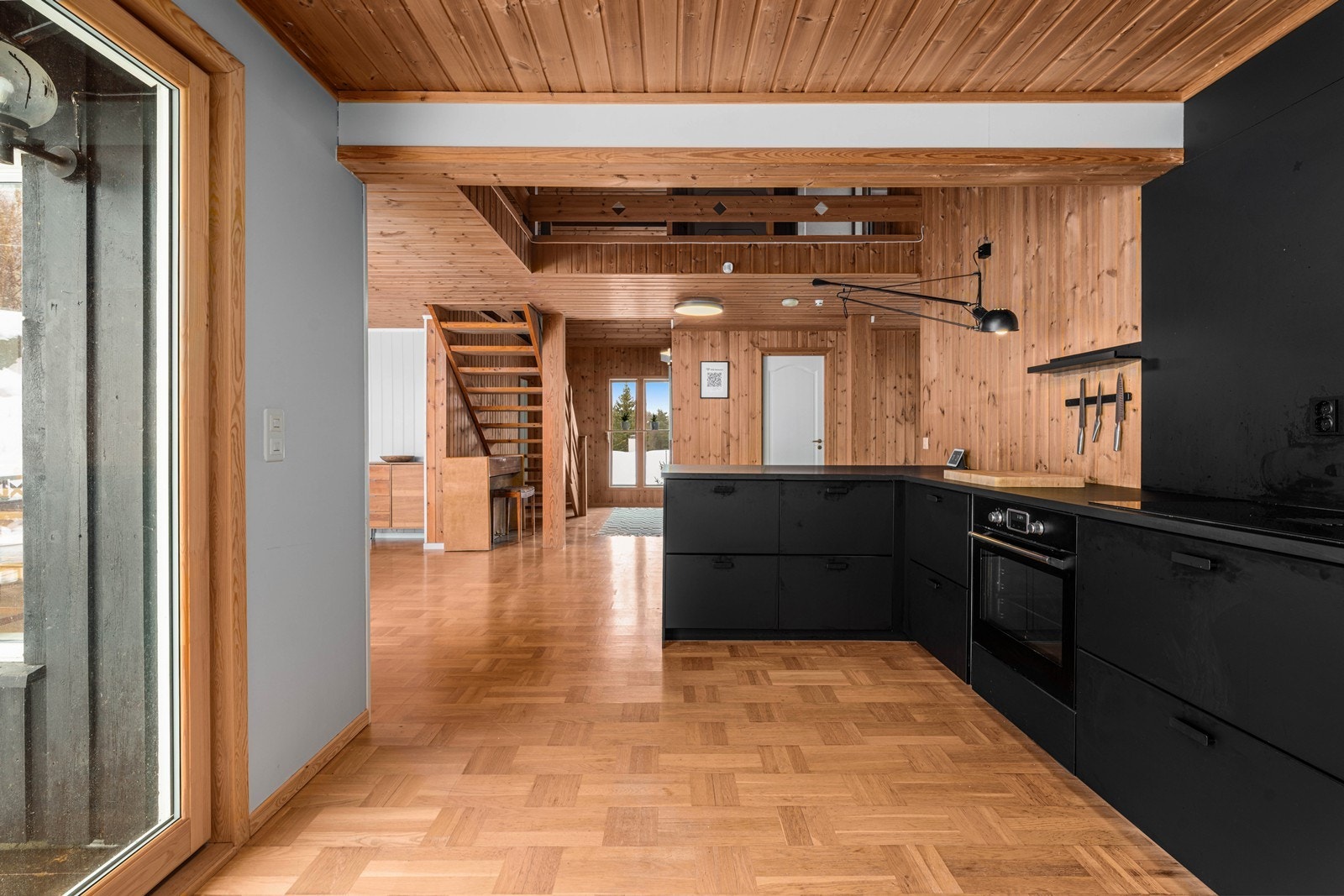 Kjøkkenet har en praktisk utforming med god benkeplass og adkomst til et kjølerom. Galleribilde