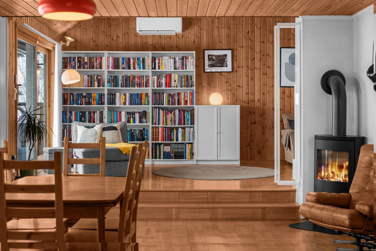 Stuen er utstyrt med en ny luft-til-luft varmepumpe installert i 2024 for effektiv oppvarming. Galleribilde