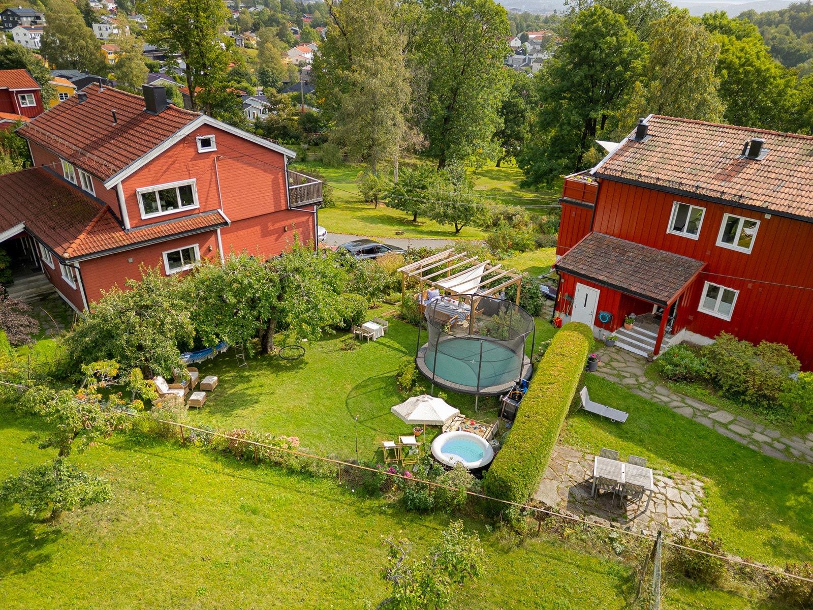 Seksjonen har bruksrett til en idyllisk, solrik og skjermet hage. Galleribilde