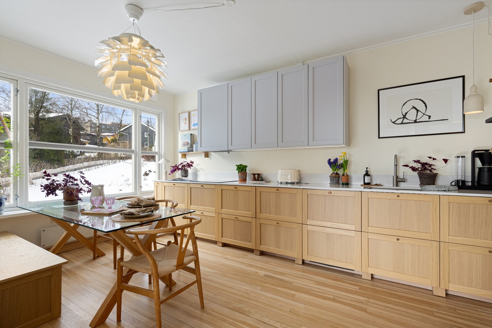 Smakfullt kjøkken fra 2025 med profilerte fronter i varm eikefiner. De innrammede dørene gir et klassisk og tidløst uttrykk, samtidig som helheten fremstår gjennomført og harmonisk. Galleribilde