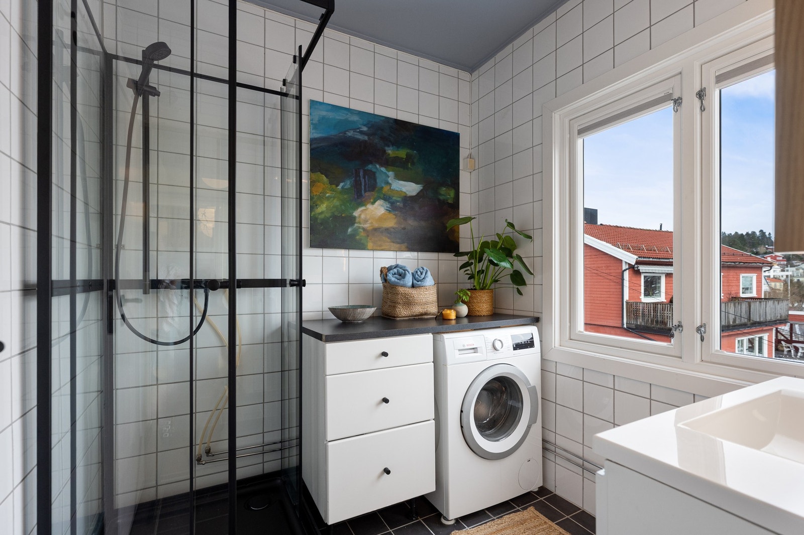 Badet er innredet med en benkeplate som gir god arbeidsflate for kleshåndtering. Under benkeplaten er det opplegg og plass til vaskemaskin. Galleribilde