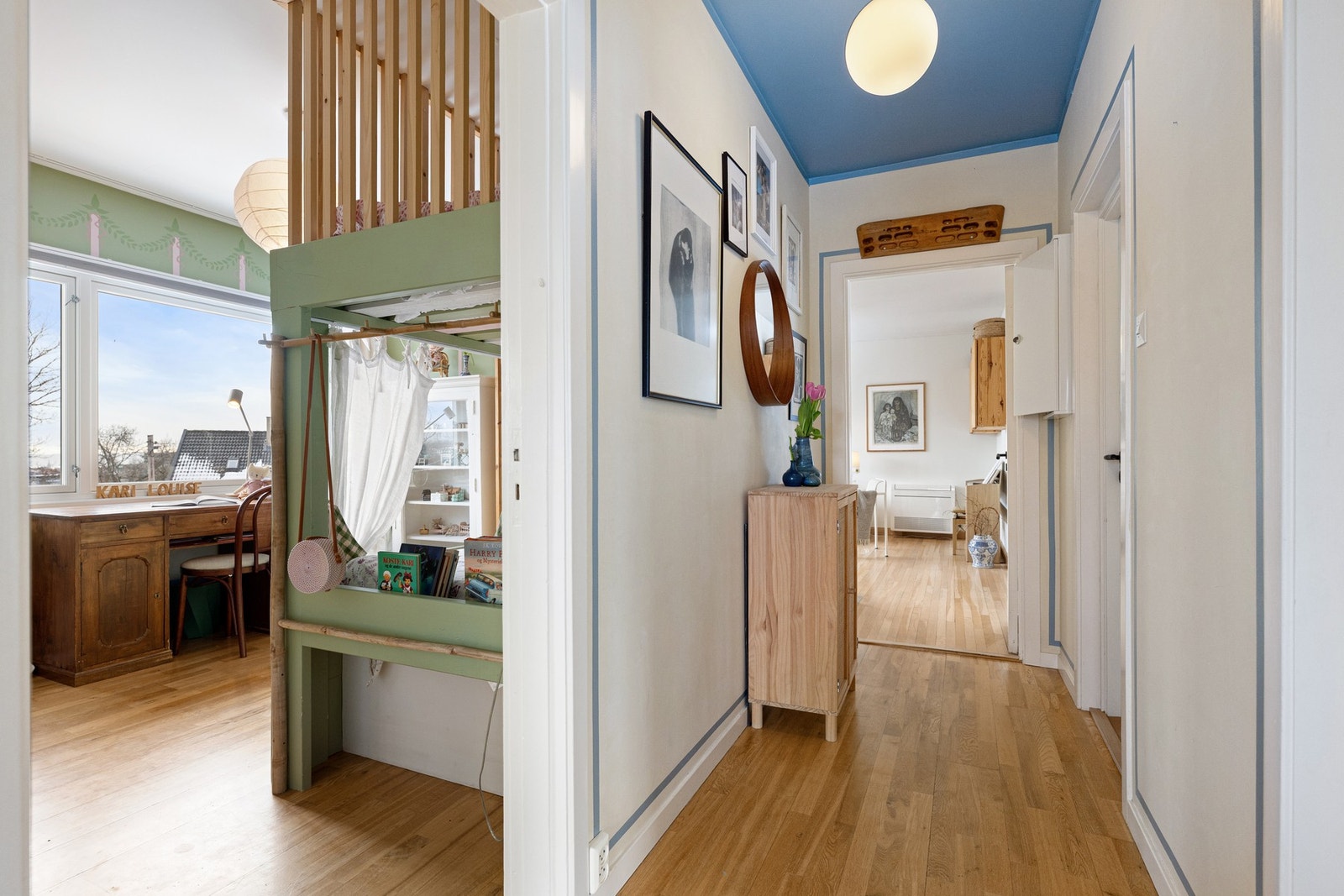 Gangen fungerer som et knutepunkt mellom stue og boligens soverom. Galleribilde