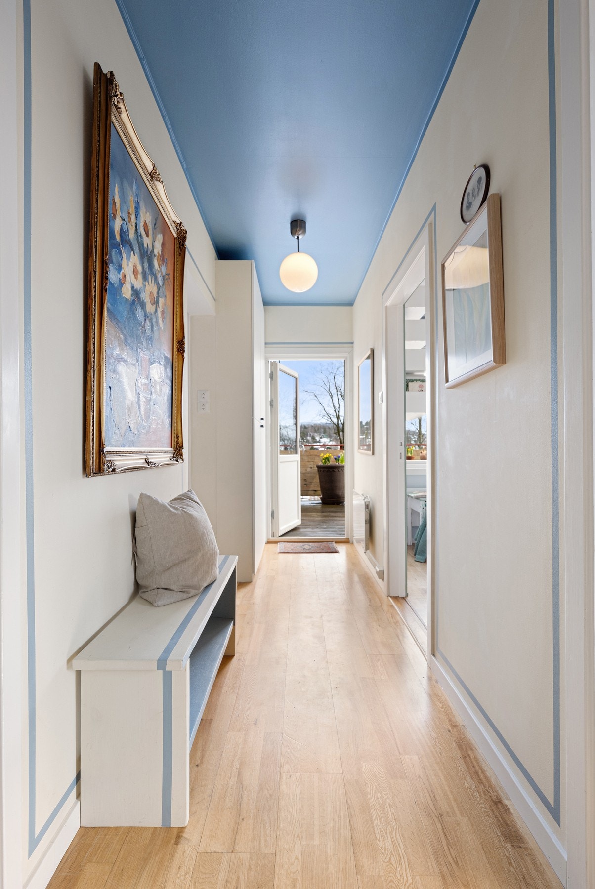 Gangen er utstyrt med et spesialtilpasset garderobeskap fra 2023. I enden av gangen er det utgang til en solrik takterrasse på 17 m². Galleribilde