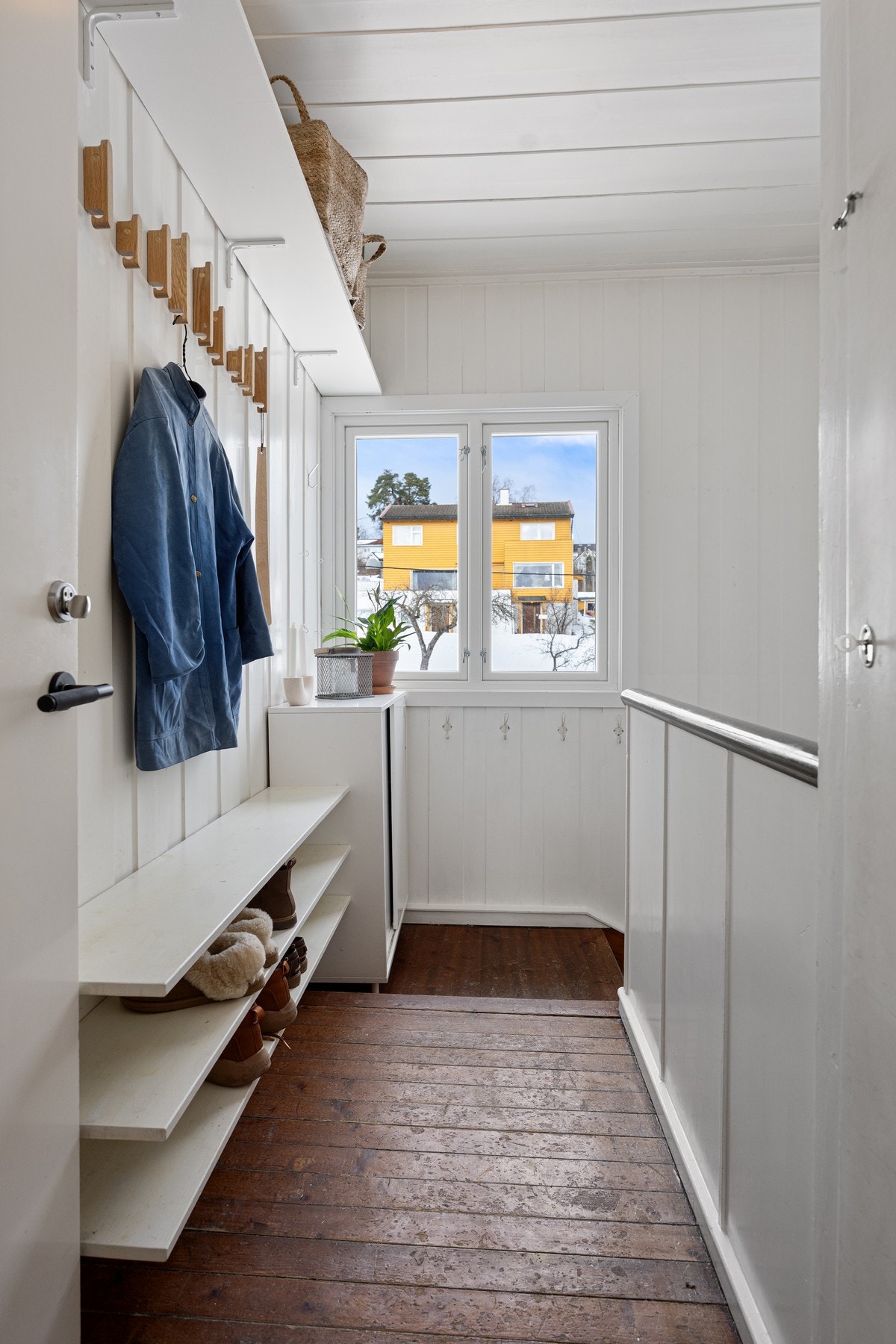 Trapperommet er seksjonert og tilhører seksjon 2. Det er adkomst til et krypeloft fra yttergang. Galleribilde