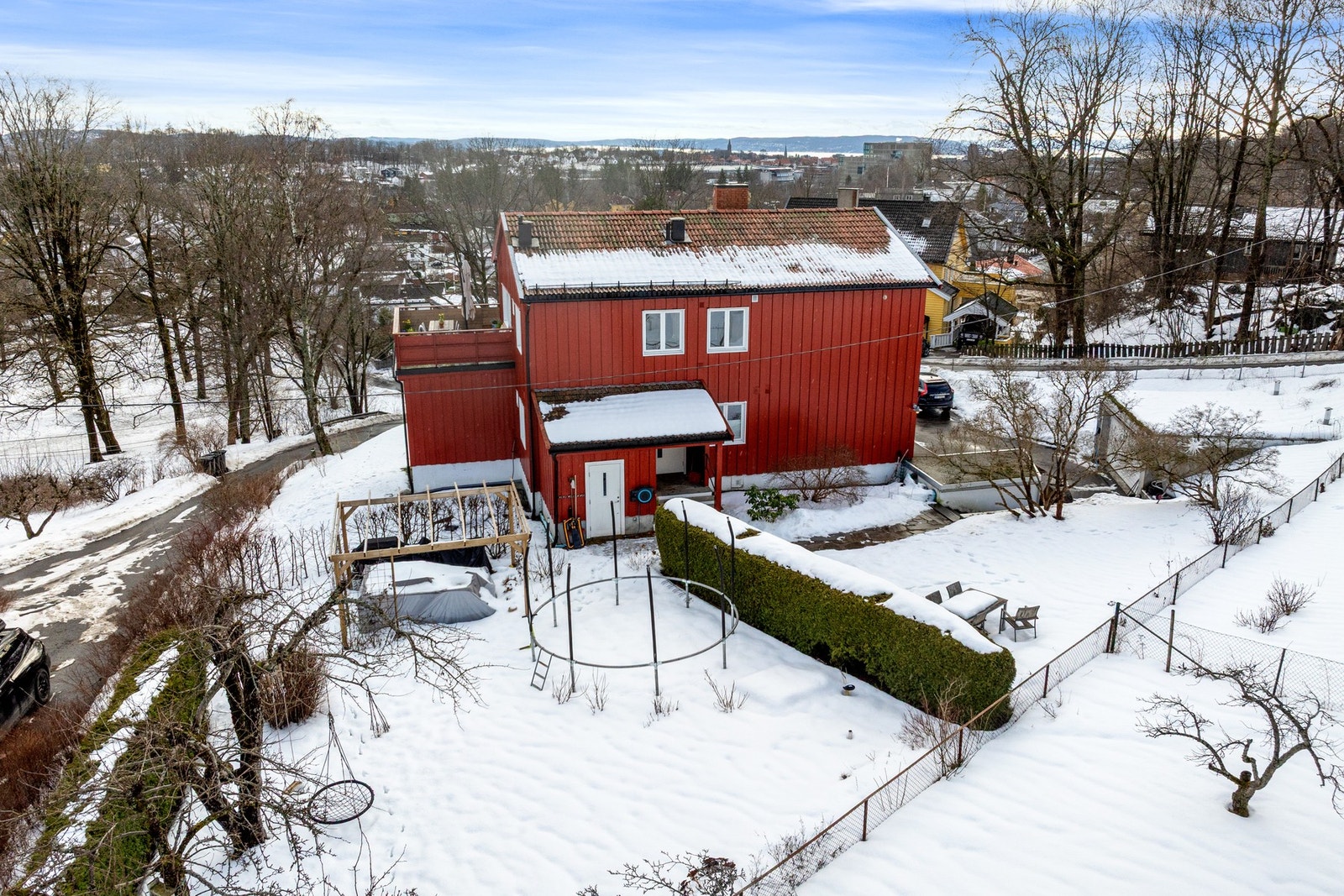 Eiendommen ligger fredelig til innerst i enveiskjørt gate. Galleribilde