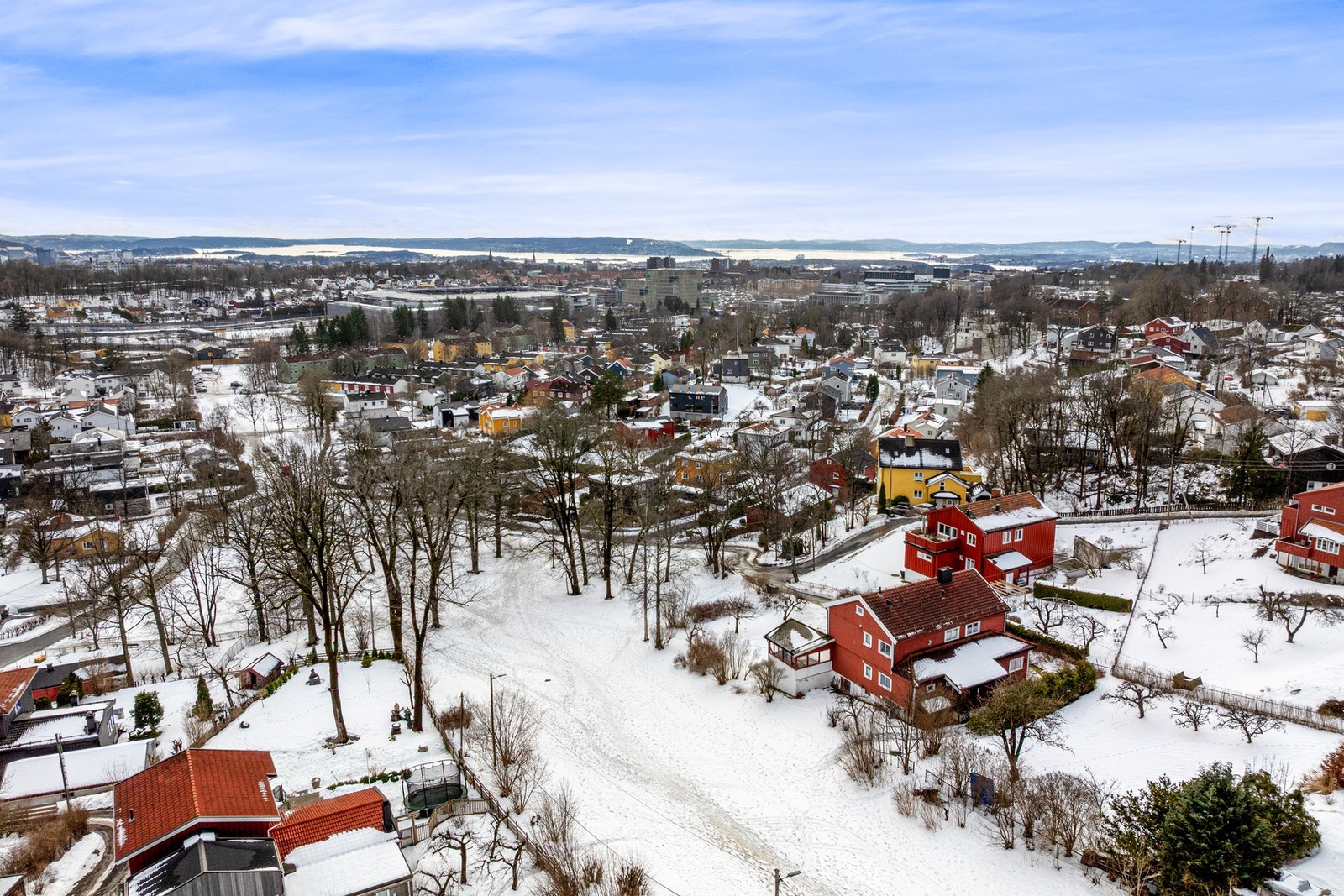 Området er trygt og barnevennlig, med gangavstand til barnehager, skoler, idrettsanlegg og fritidsaktiviteter. Galleribilde