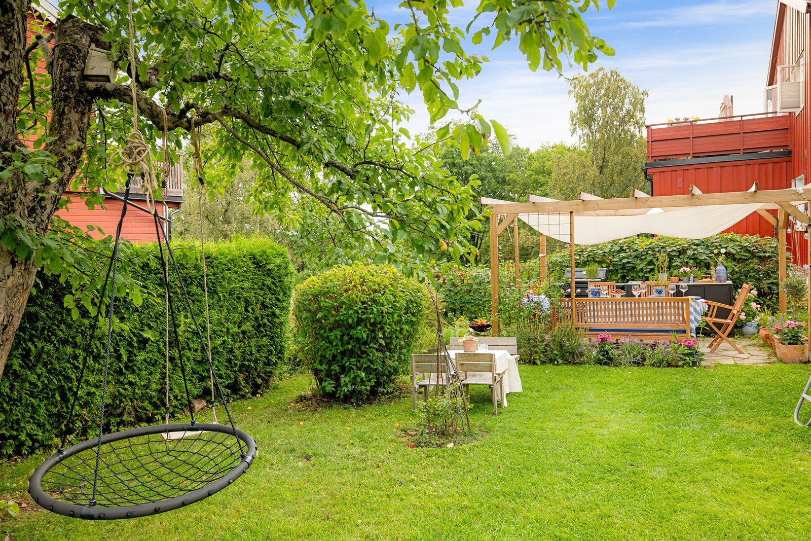 Ved siden av pergolaen er det etablert en egen innrammet binge til grønnsakshage, som gir gode dyrkingsmuligheter for den hageinteresserte. Galleribilde