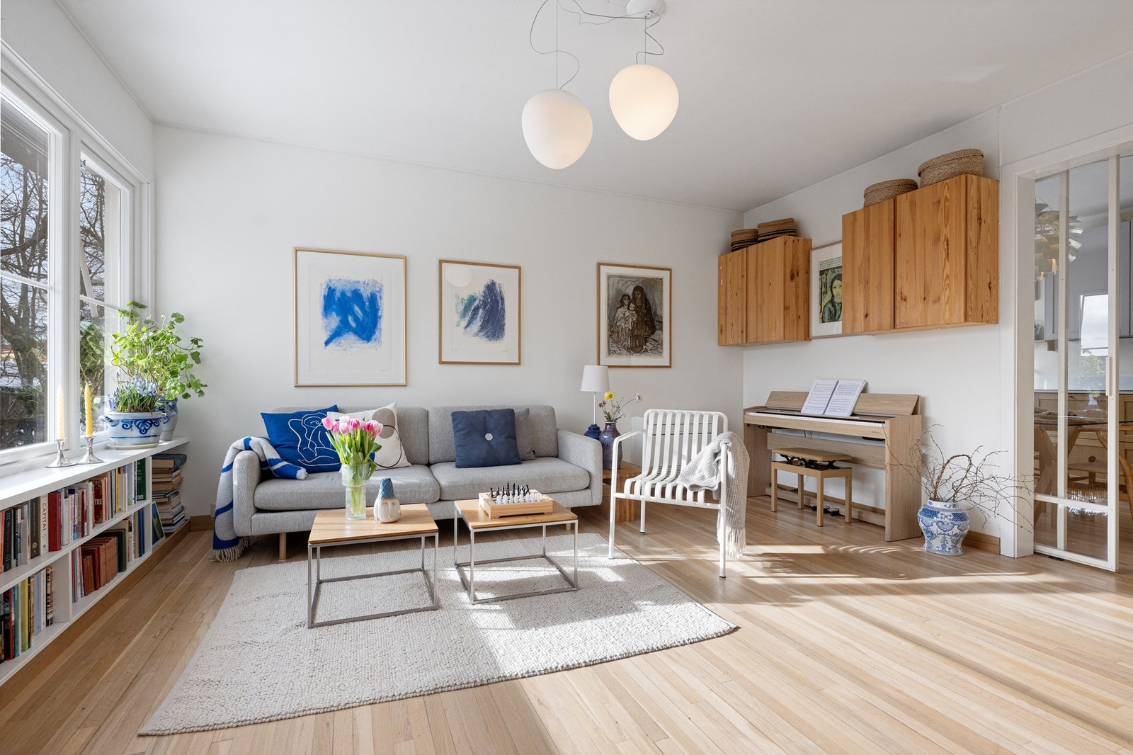 Ved sofagruppen er det installert en luft-til-luft varmepumpe. Galleribilde