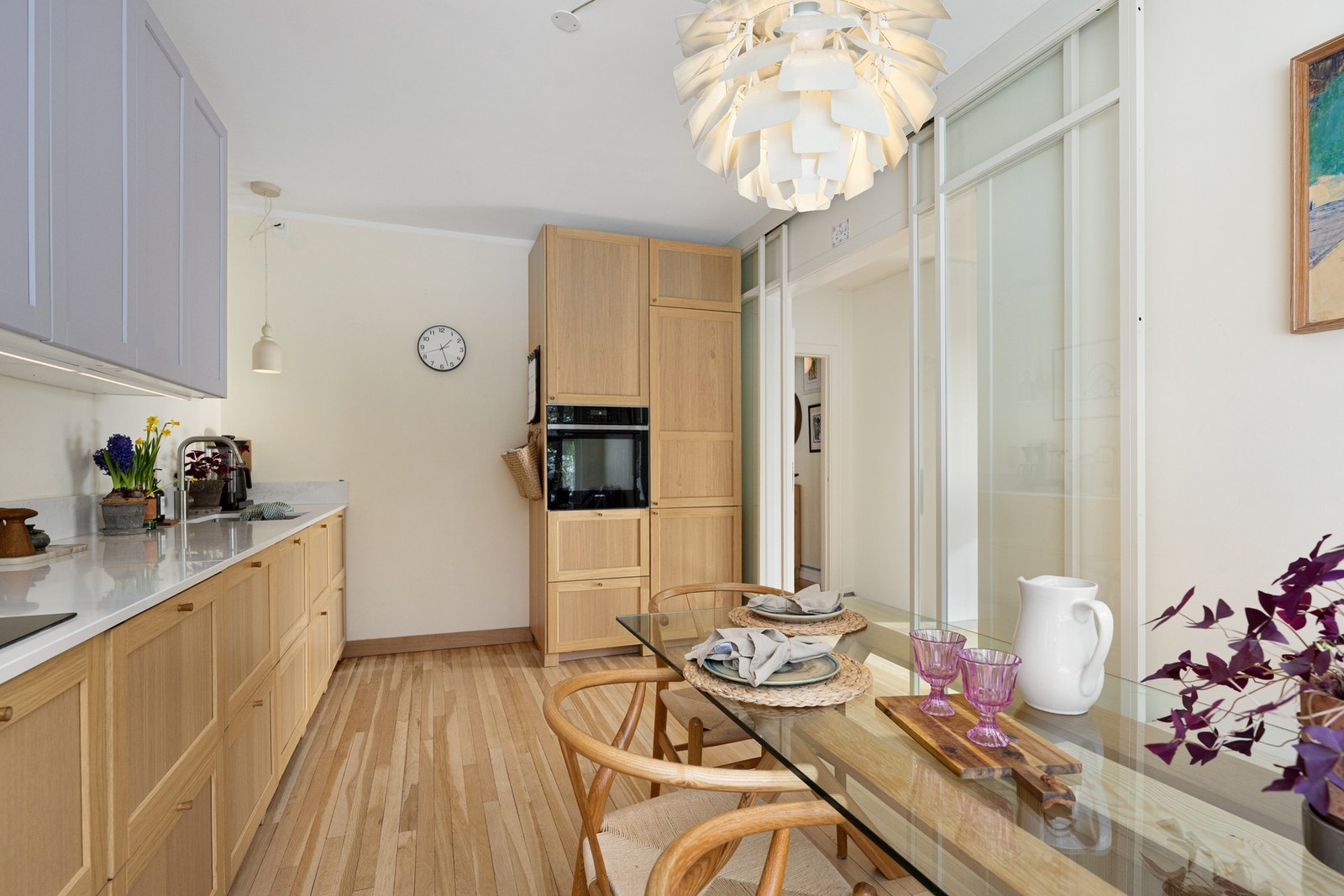 Kjøkkenet har rikelig med skap- og benkeplass, noe som gir gode arbeidsforhold både til hverdag og når man samler familie og venner. Galleribilde