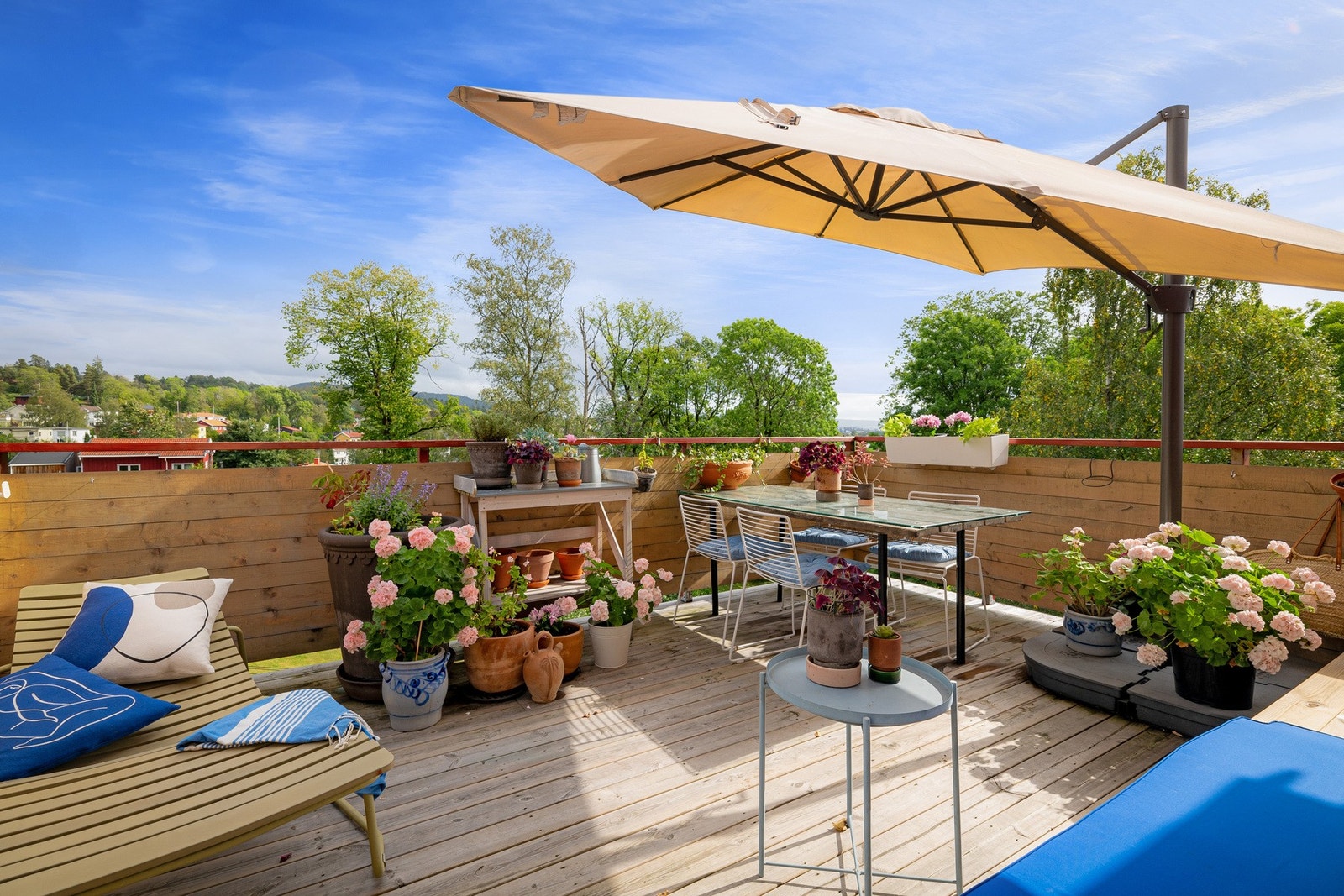 Terrassen vender mot sydøst og har gode solforhold gjennom dagen - en skjermet oase sommerstid. Galleribilde