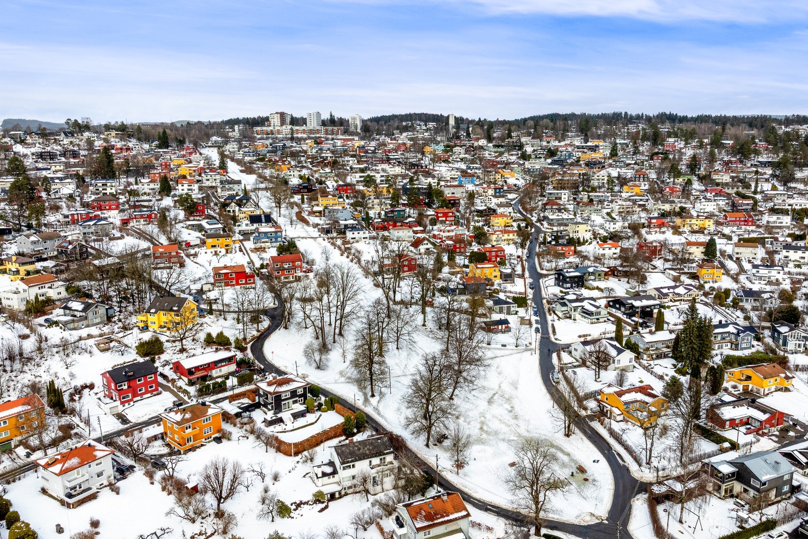 Eiendommen ligger rolig og tilbaketrukket med direkte adkomst til grøntdraget Damefallet. Galleribilde