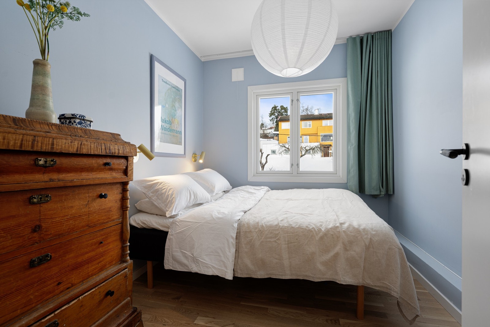 Soverom I fremstår romslig med god plass til dobbeltseng, tilhørende nattbord og ulike oppbevaringsløsninger. Galleribilde