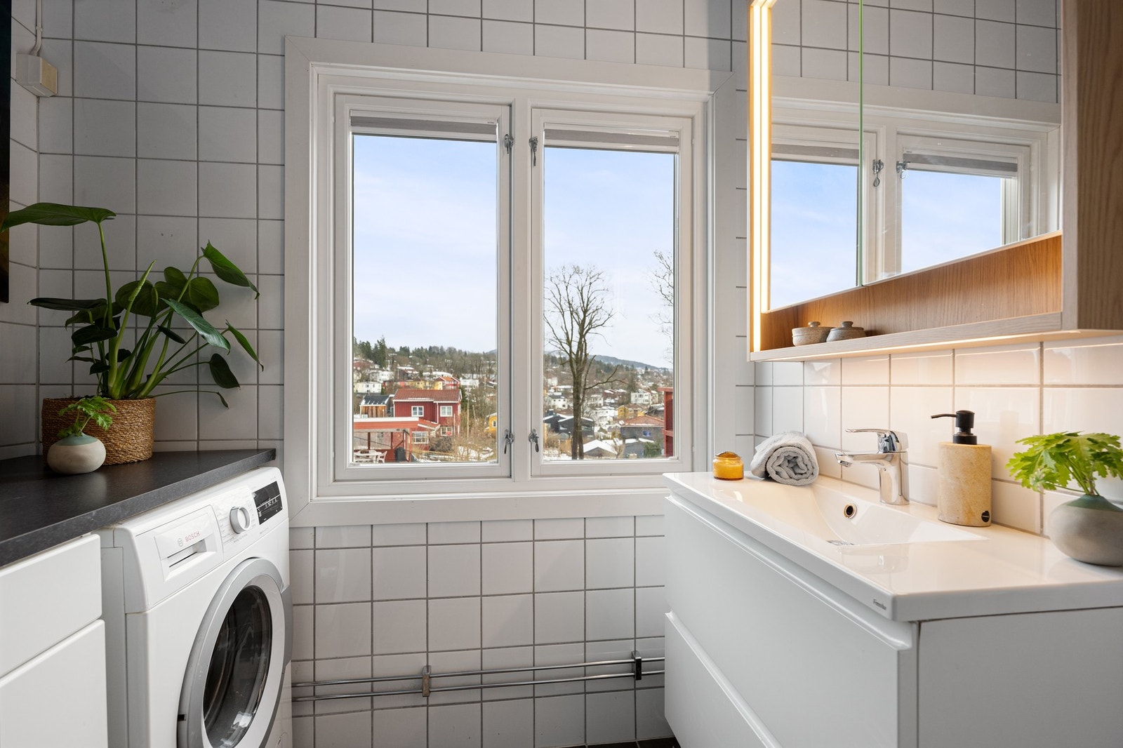 Tidløst bad fra 2006 med behagelig gulvvarme. Nytt dusjkabinett og speilskap i 2025/2026. Galleribilde