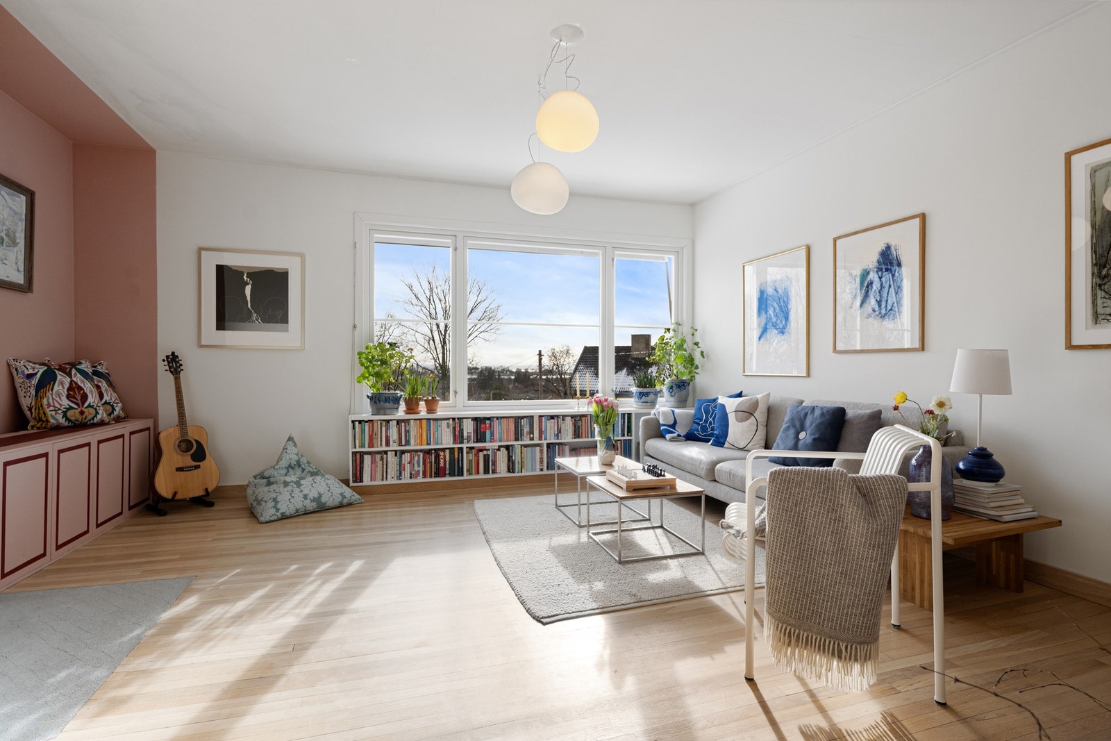 Stuen har bevarte detaljer med originalt tregulv. Det er flere møbelsnekrede og spesialtilpassede innredningsløsninger i boligen som blant annet bokhyllen under vinduet. Galleribilde