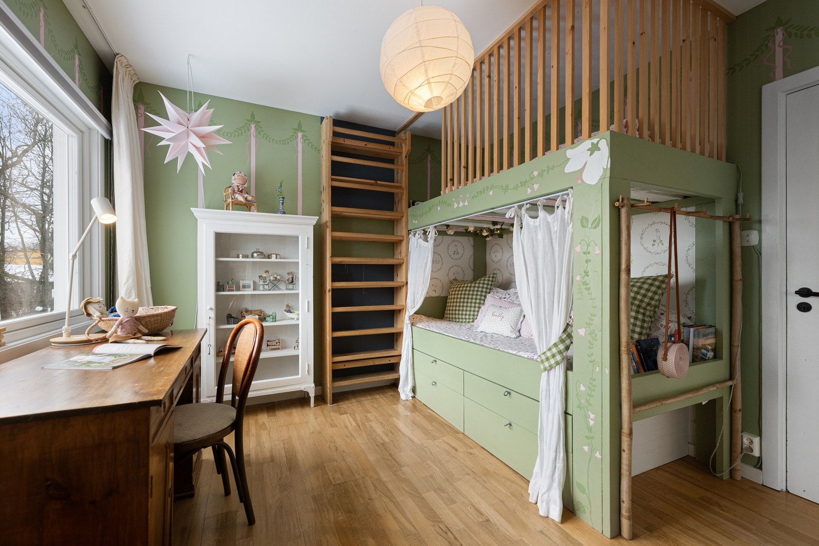 Soverom III er boligens største soverom og benyttes i dag som barnerom, men kan enkelt tilpasses og benyttes som hovedsoverom ved behov. Galleribilde