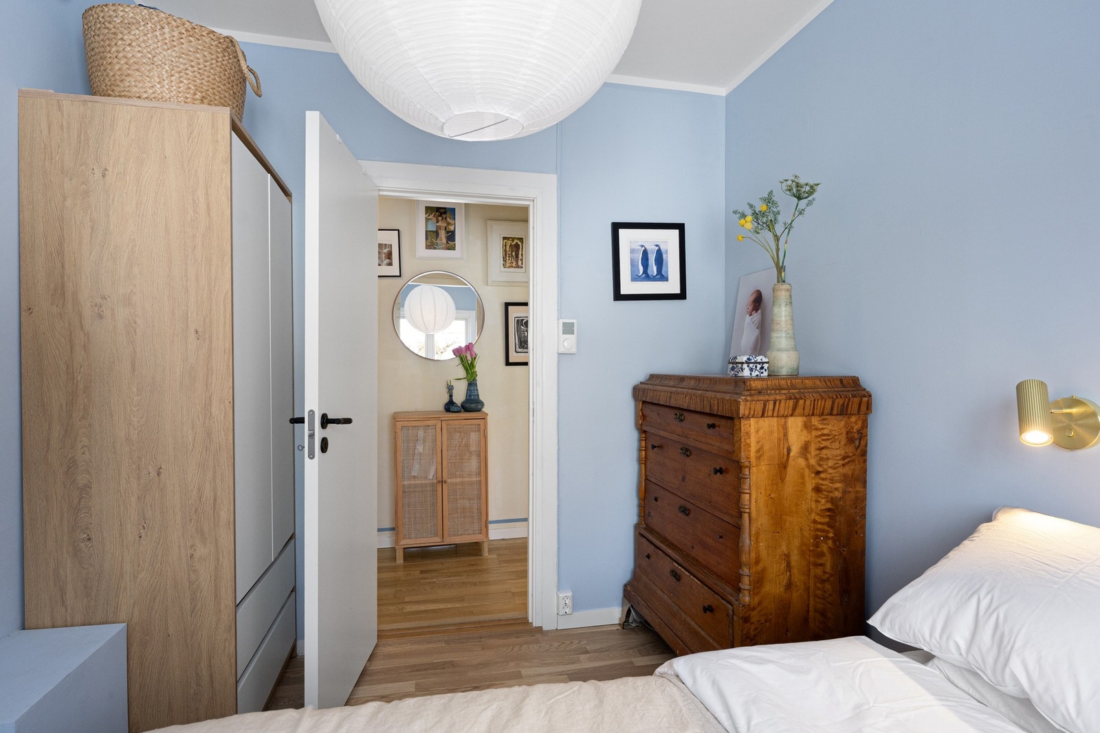 Rommet er innredet med et garderobeskap. Galleribilde