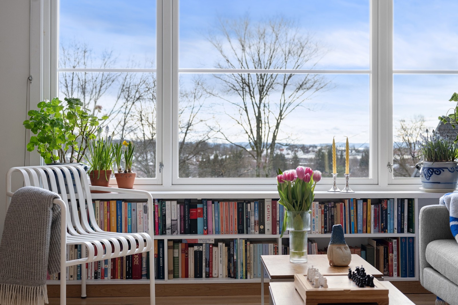 De store vindusflatene gir særdeles gode lys- og utsiktsforhold. Galleribilde