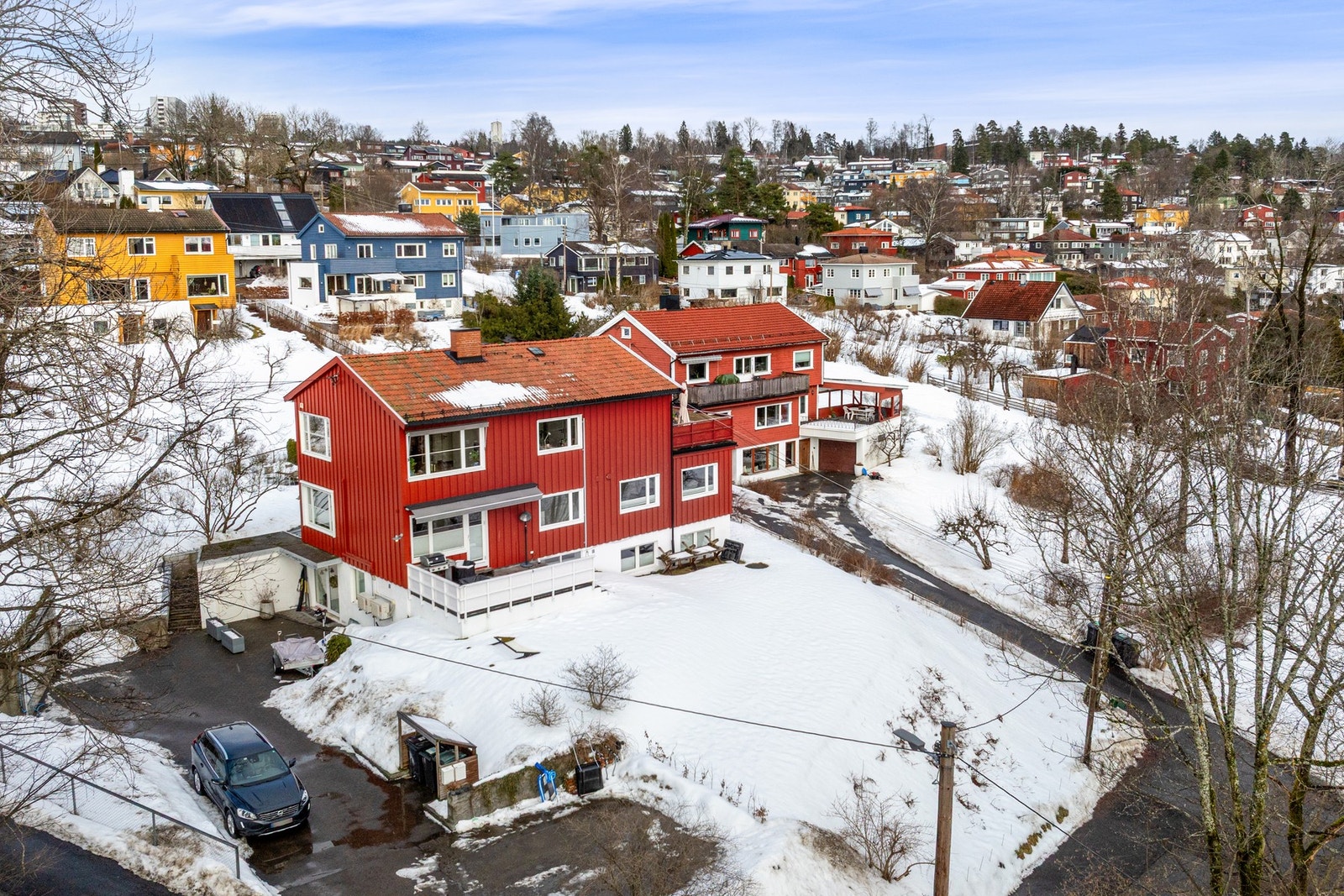 Seksjonen disponerer to utvendige P-plasser, hvorav en med elbil-lader. Galleribilde