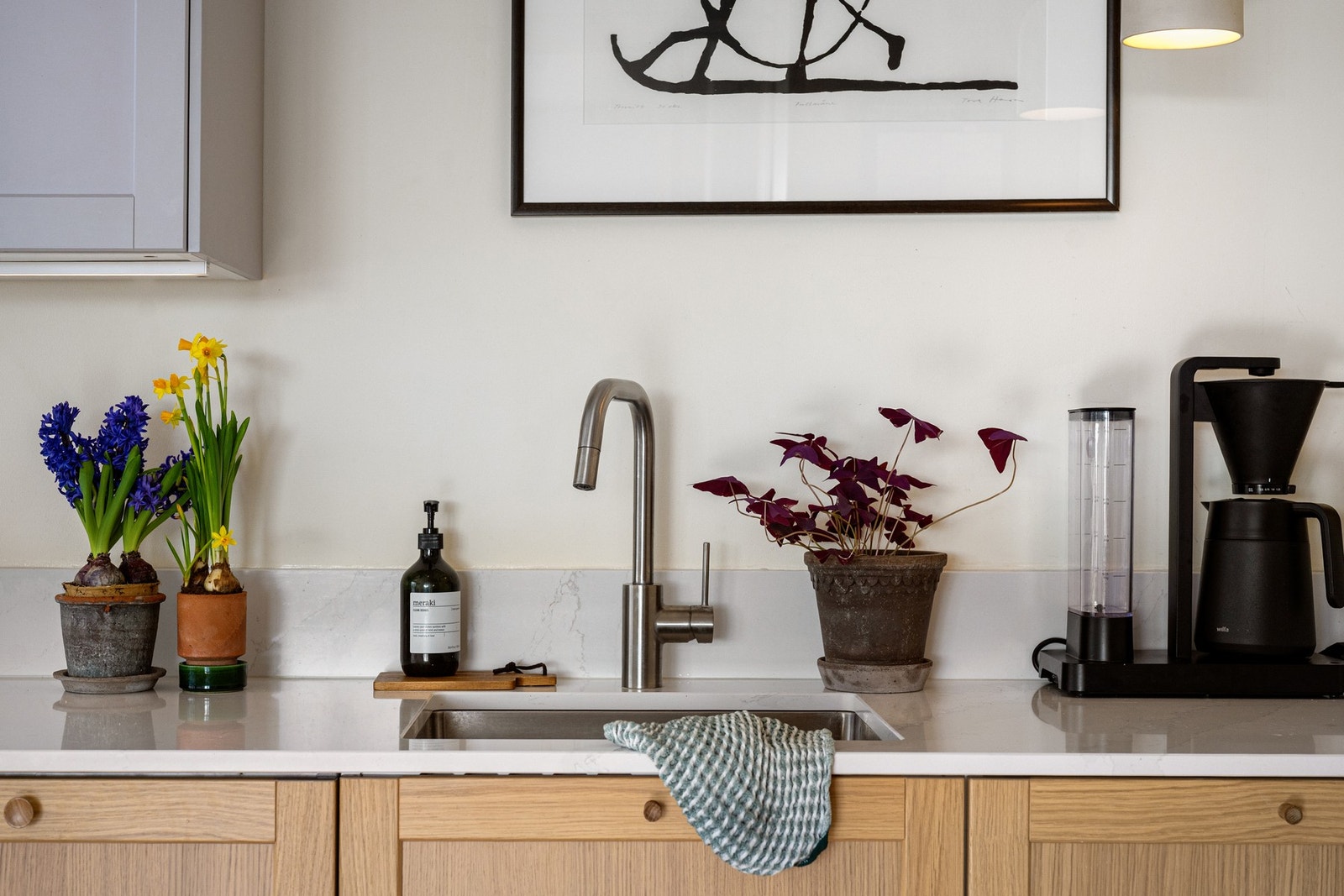 Benkeplate i kvartskompositt (Silestone) strekker seg sømløst opp mot bakveggen. Galleribilde