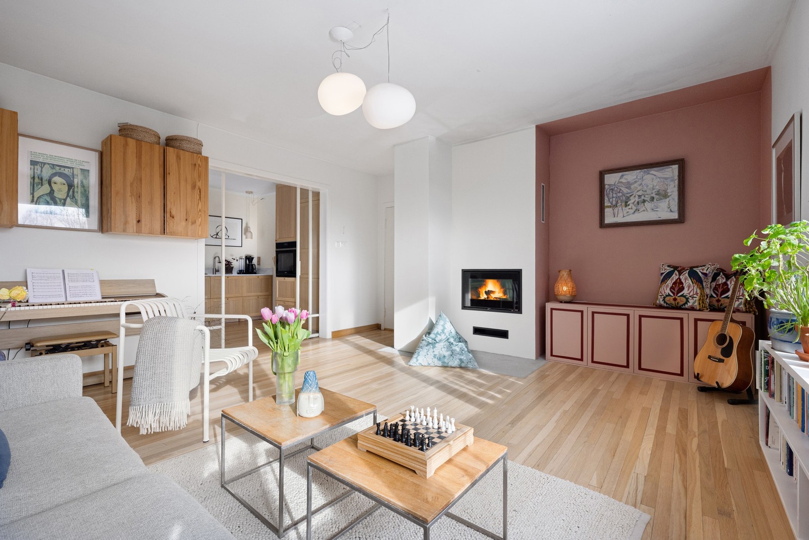 Det er satt inn en stilfull peis som bidrar til kos og varme på kalde vinterdager. Galleribilde