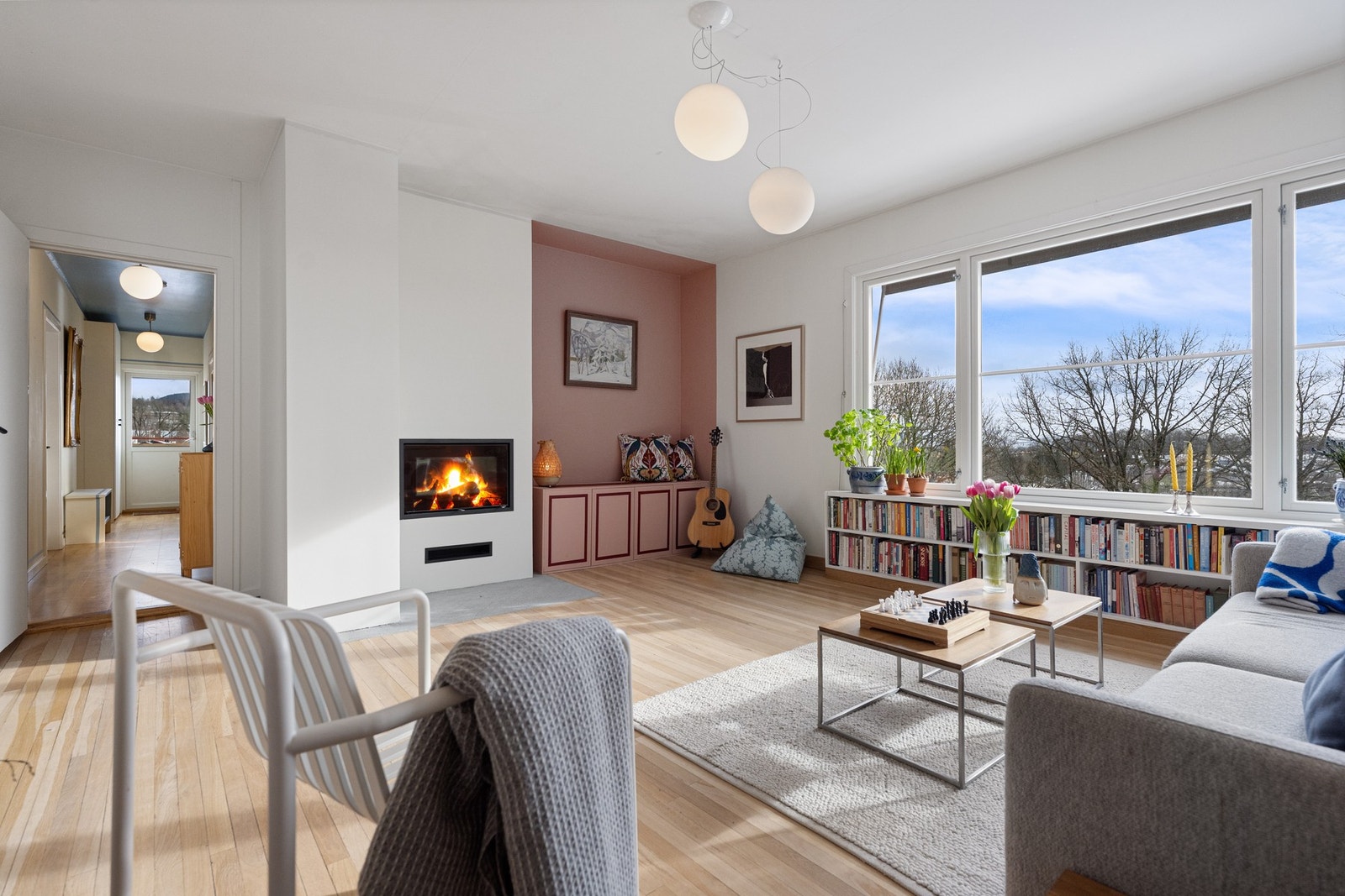 Delikat og innbydende stue med gode møbleringsmuligheter. Galleribilde