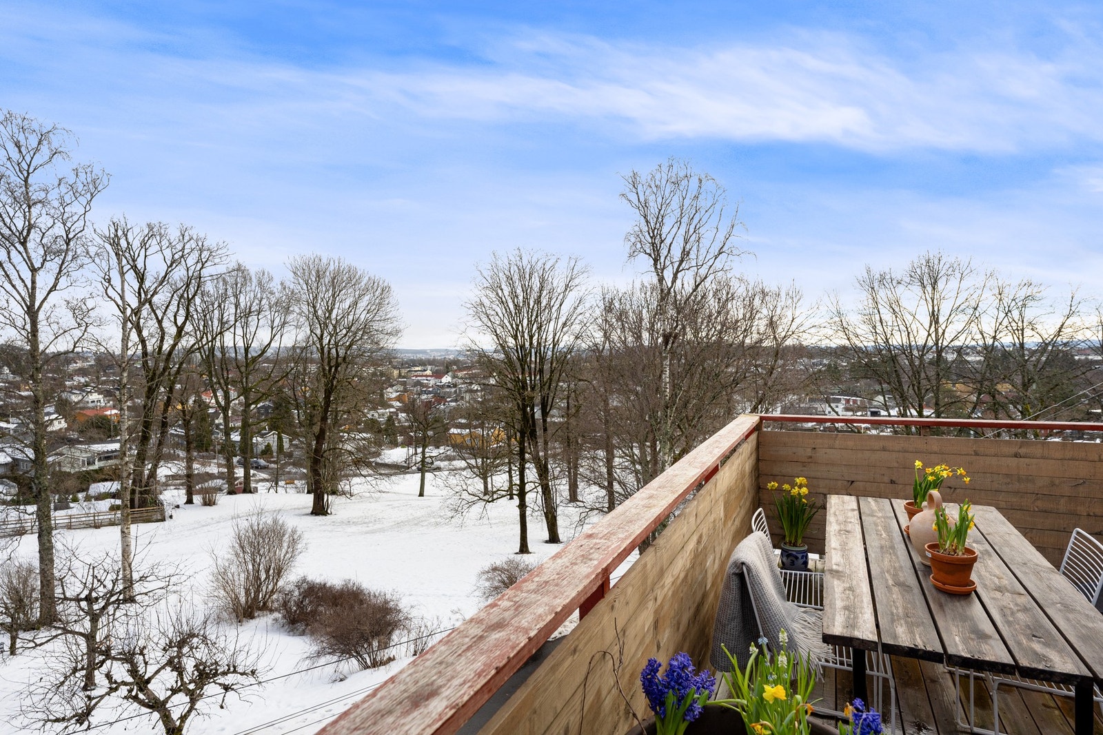 Damefallet byr på frodig vegetasjon og små stier som gir en sjelden ro midt i byen. Galleribilde