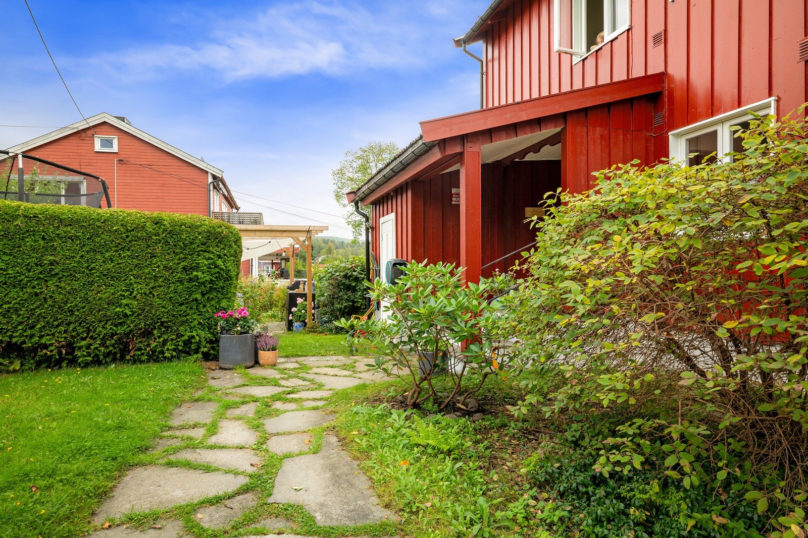 Steinlagt gangsti som leder frem til hovedinngangen. Galleribilde