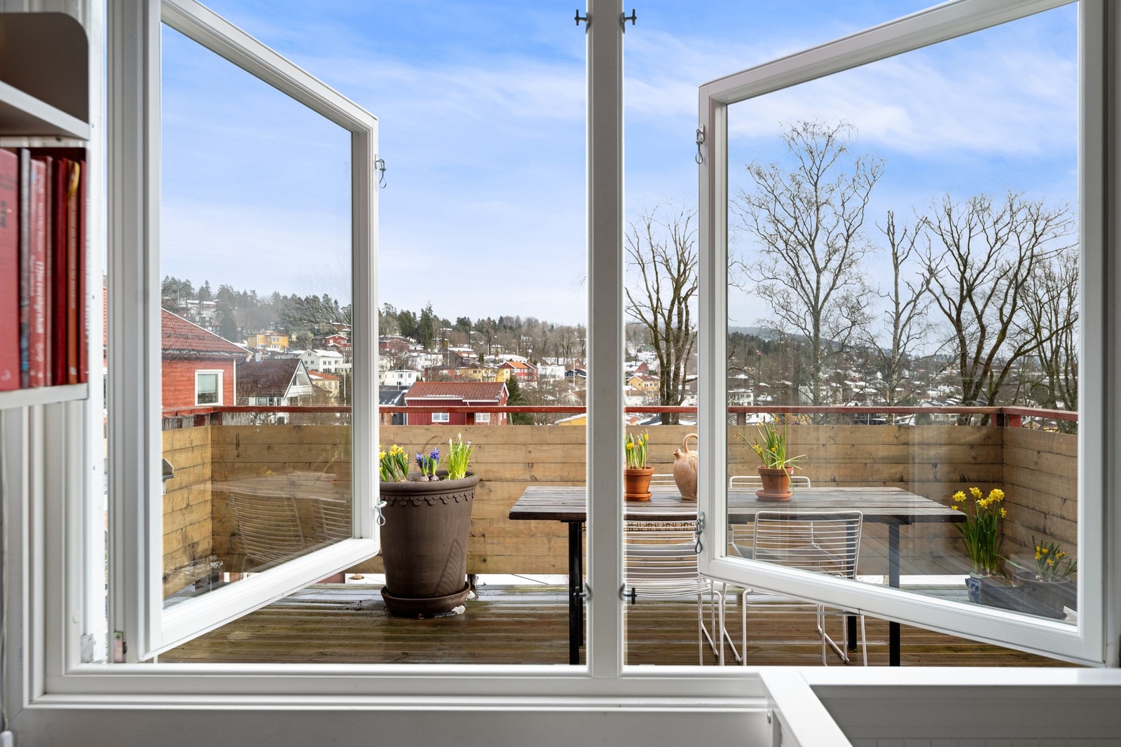 Store vindusflater med utsyn mot takterrasse og nærområdet på Nordberg. Galleribilde