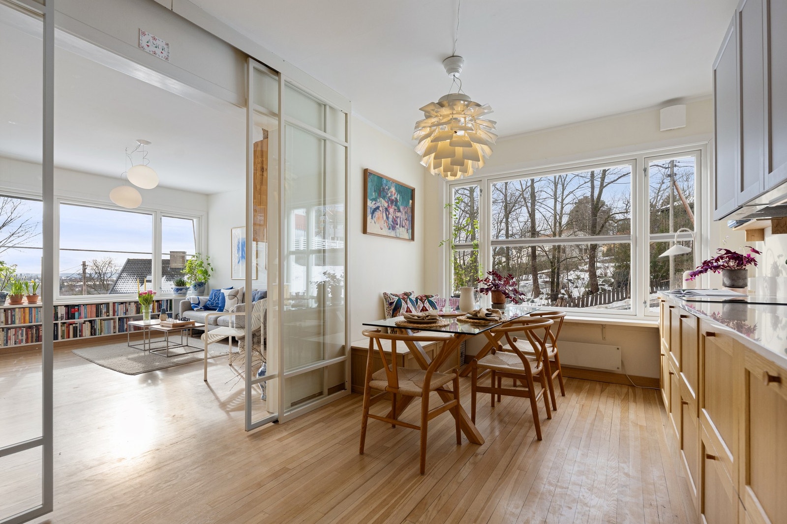 God plass til spisegruppe ved kjøkkenet - et naturlig samlingspunkt for hyggelige middager. Galleribilde