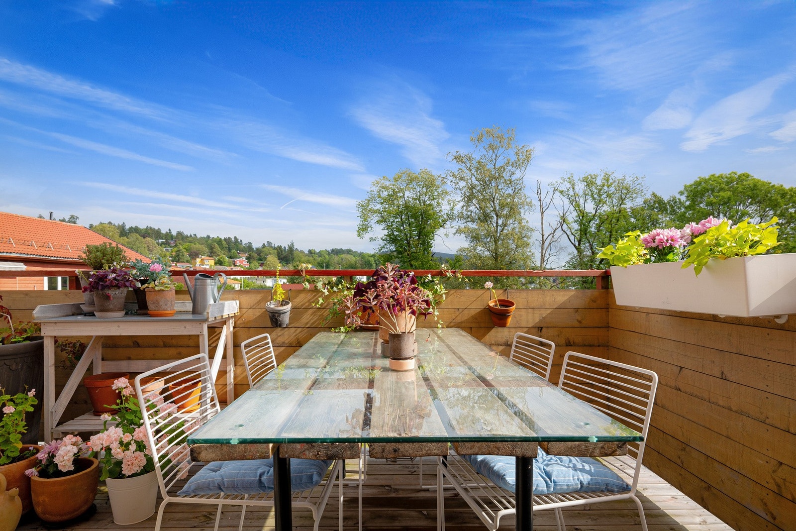 Terrassen har god plass til både spisebord, loungemøbler og grønne vekster. Galleribilde