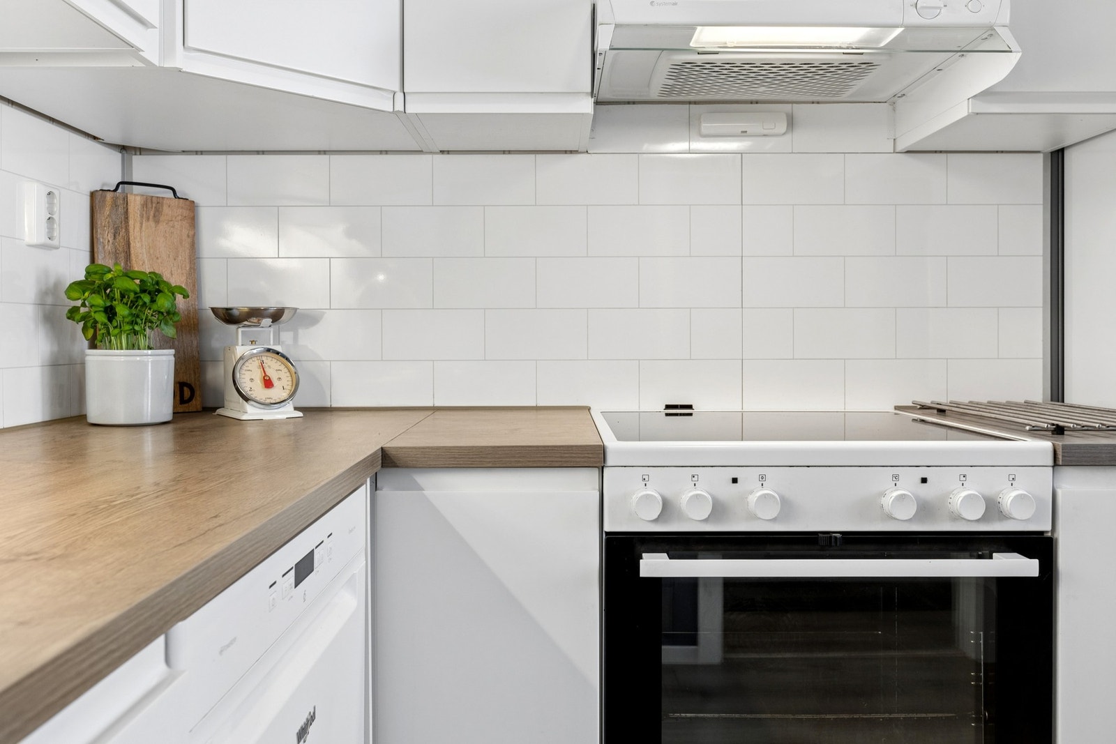 Kjøkkenet er utstyrt med rom for hvitevarer, laminat benkeplate, nedfelt stålkum og opplegg for oppvaskmaskin. Galleribilde