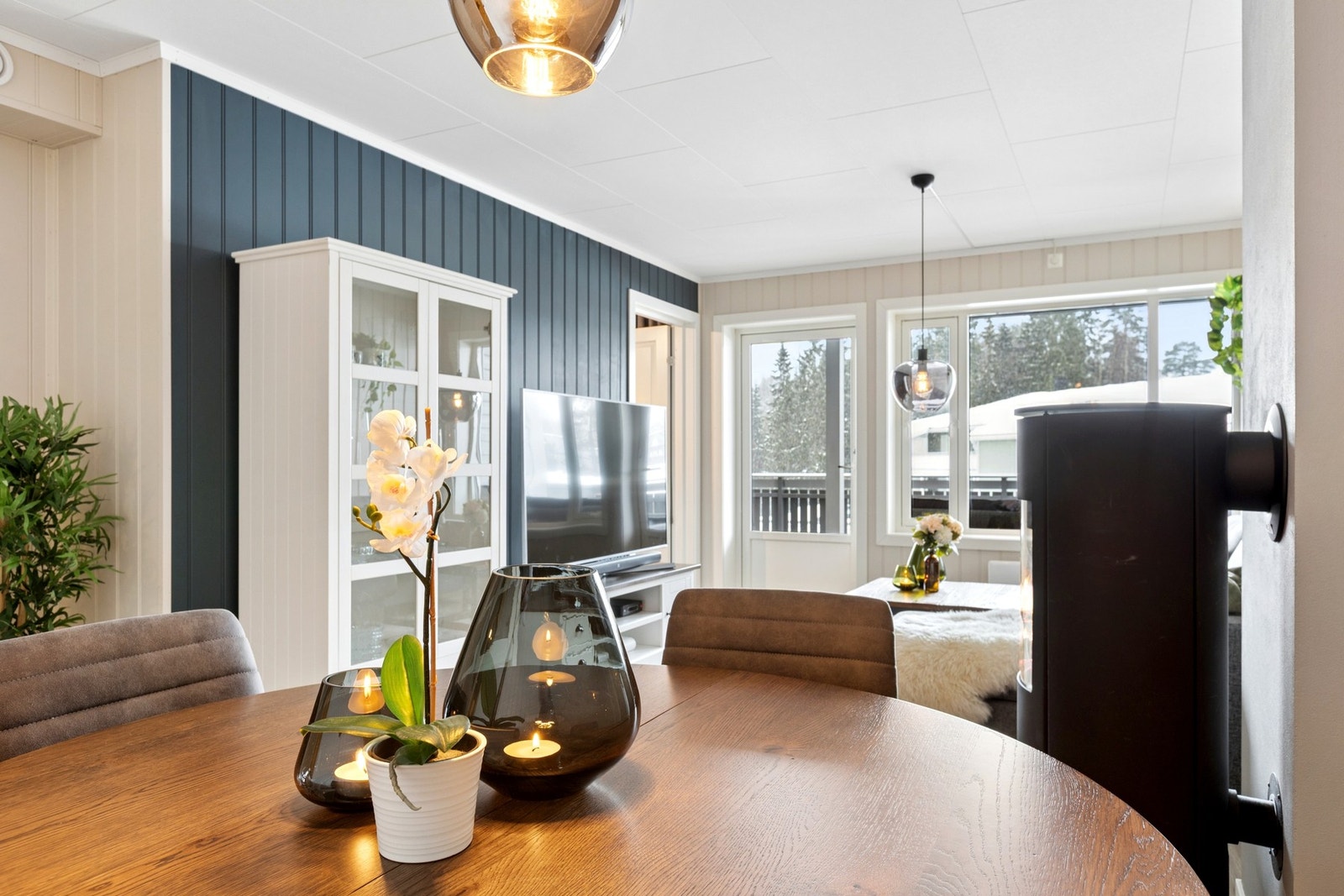 Stuen er romslig og lys, med store vindusflater som slipper inn godt med dagslys og gir en luftig følelse. Galleribilde