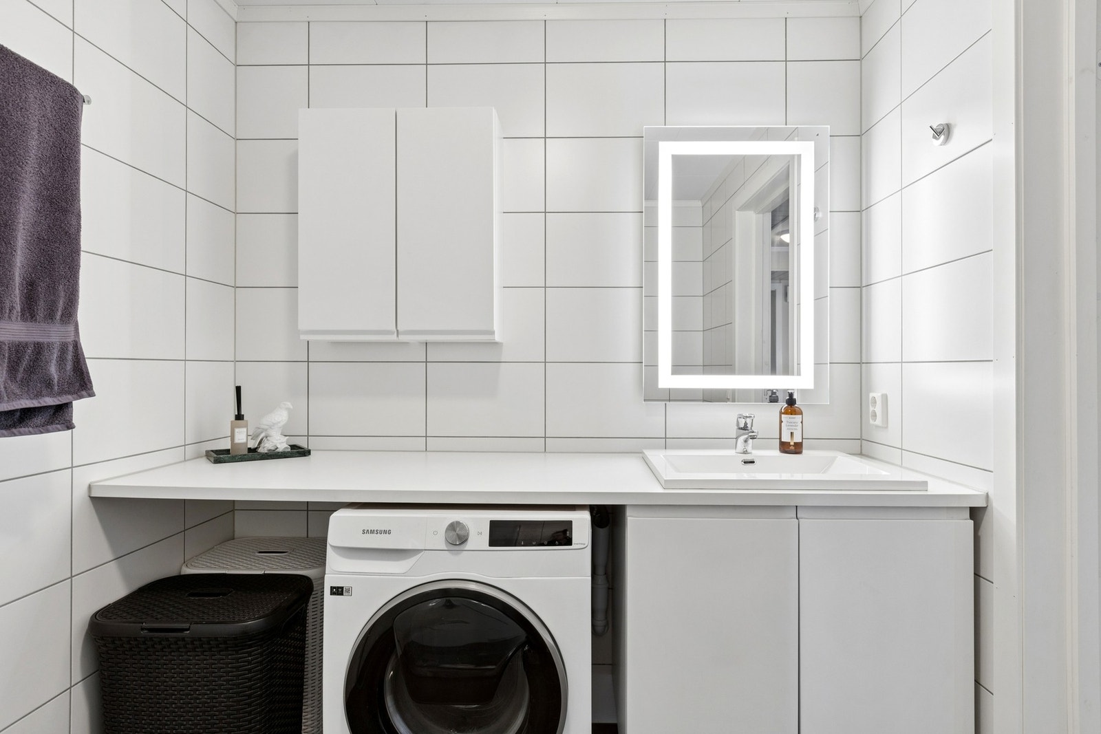 Praktisk benkeplate gir rikelig med arbeidsplass. Galleribilde