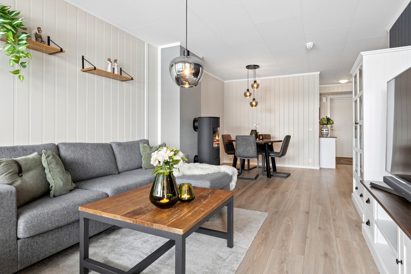 Den har også en herlig peisovn som skaper en lun stemning på kjølige dager. Galleribilde