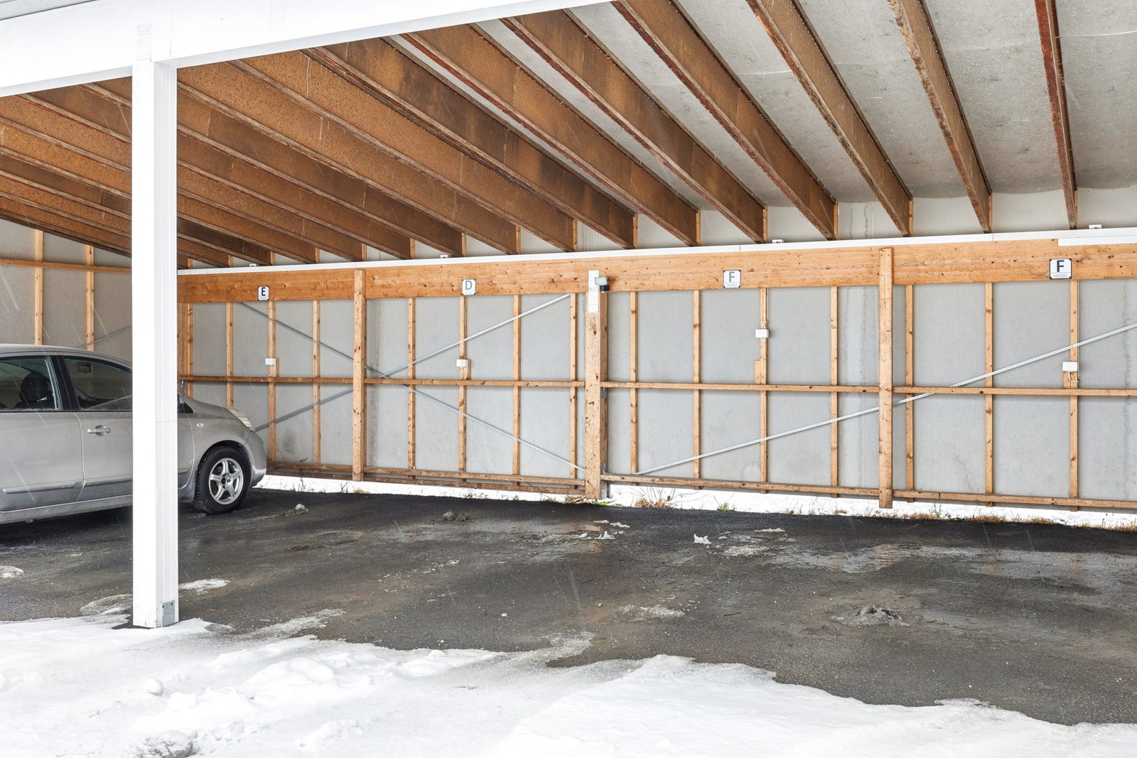 Parkering i carport på felles rekke. Galleribilde