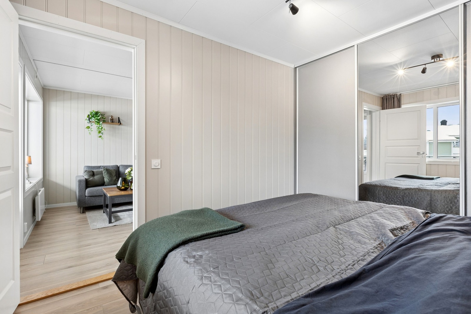 Leiligheten har ett romslig soverom. Galleribilde