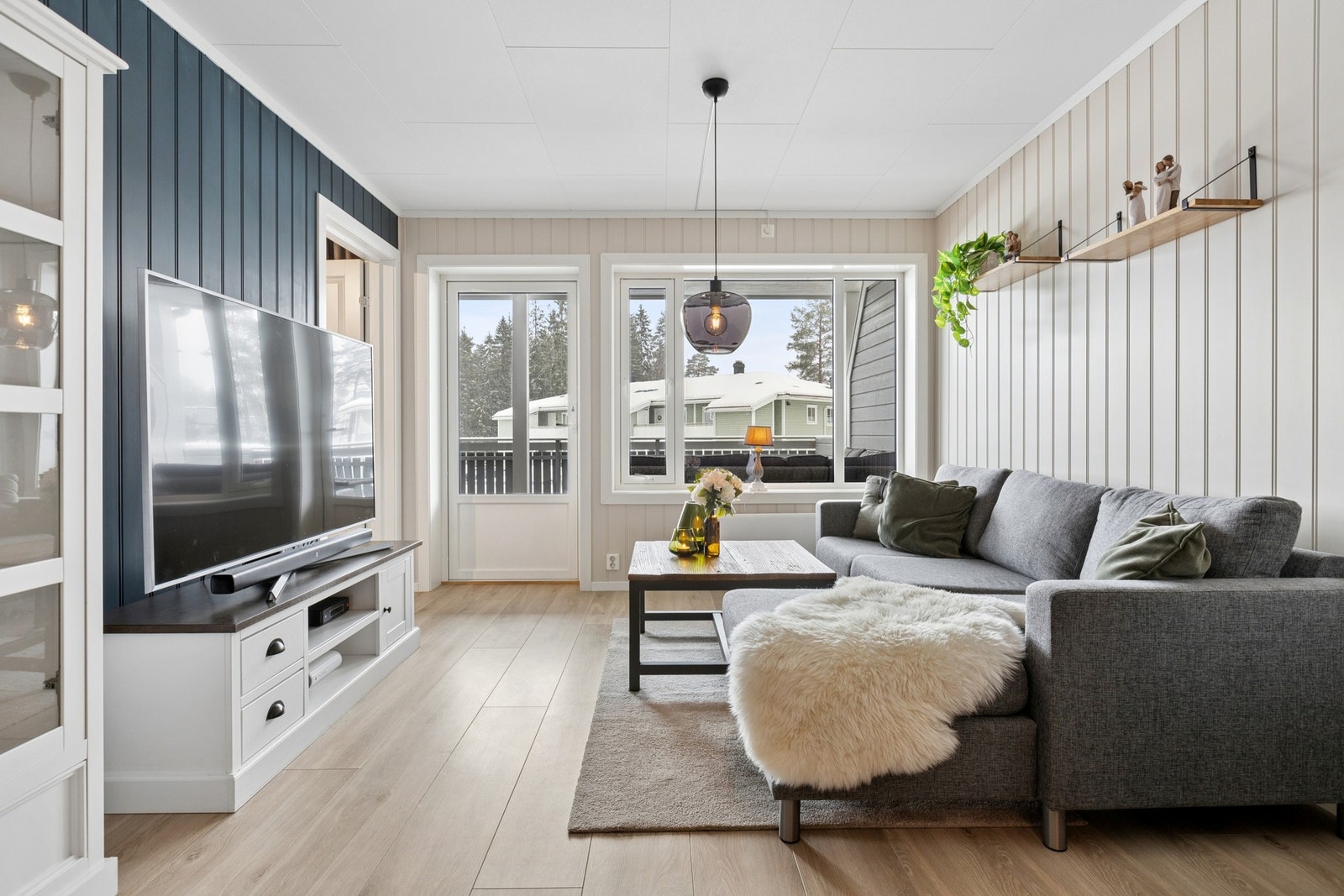 Fra stuen er det utgang til en herlig veranda! Galleribilde