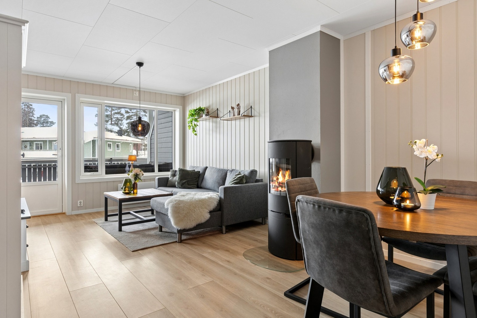 Hjeramoen 53D er en lys og moderne 2-roms selveierleilighet fra 2019 - et ideelt førstegangskjøp! Galleribilde