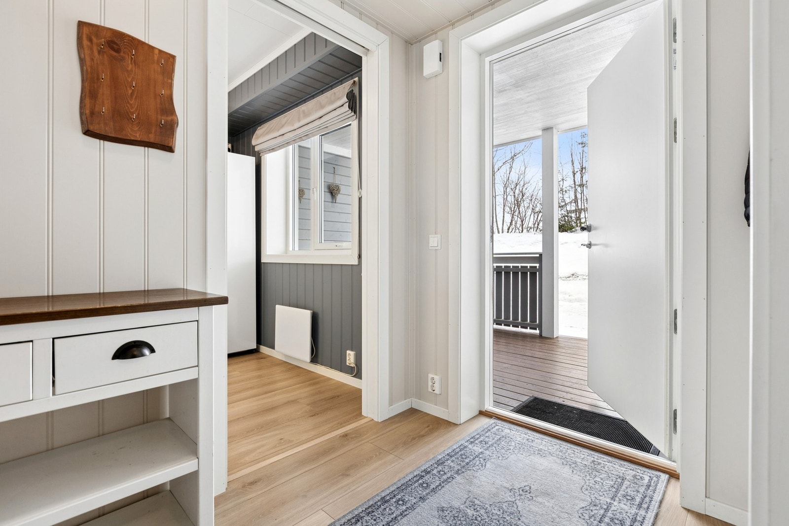 Boligen ønsker velkommen med en innbydende entré med god plass til oppheng av ytterklær. Galleribilde