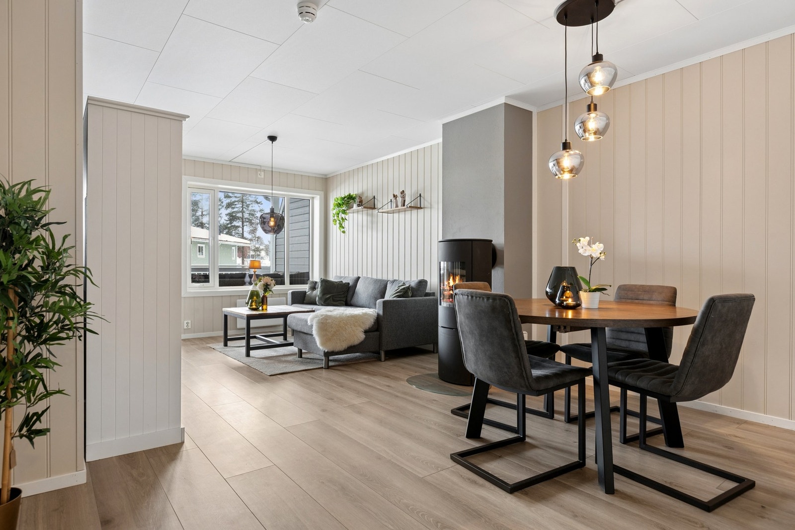 Stuen har god plass til spisebord. Galleribilde