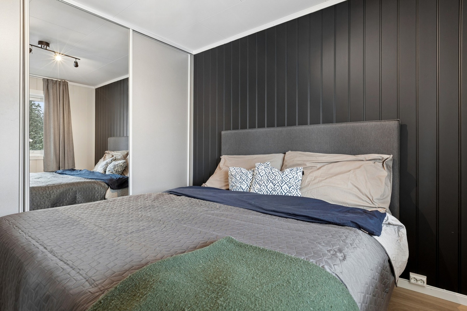 Praktisk skyvedørsgarderobe med speilfronter. Galleribilde