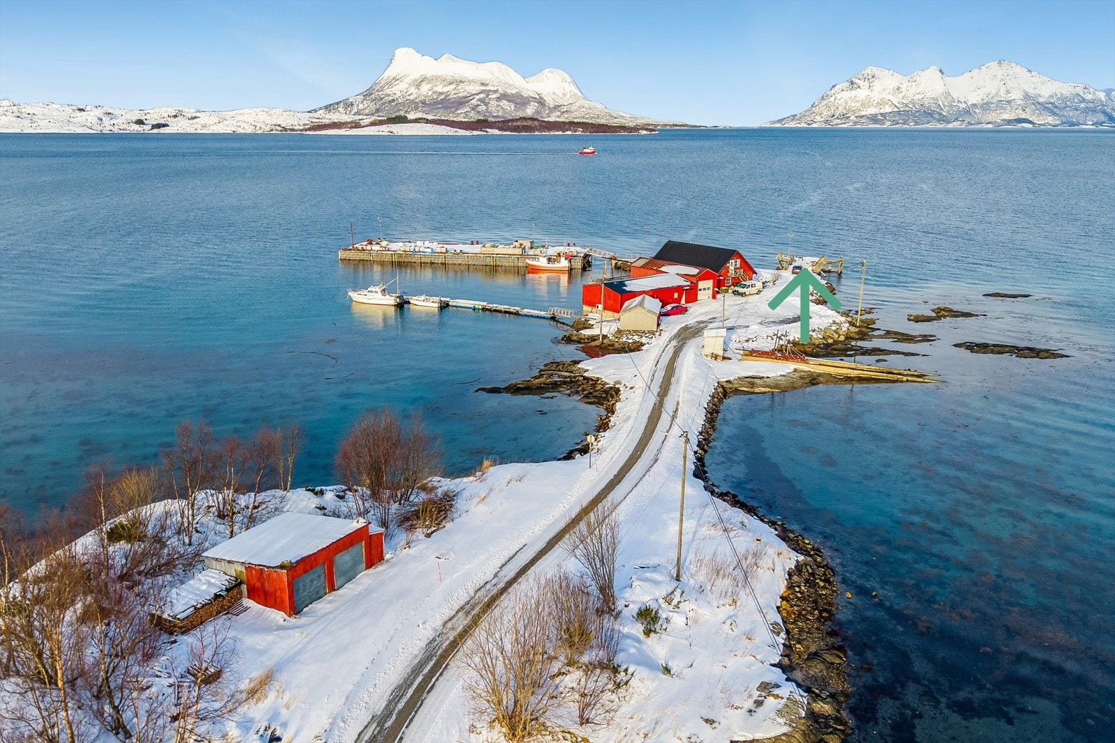 Bilde som viser fiskebruket( eier ikke bygninger). Kai som eies av selger(se pil for kaien) Galleribilde