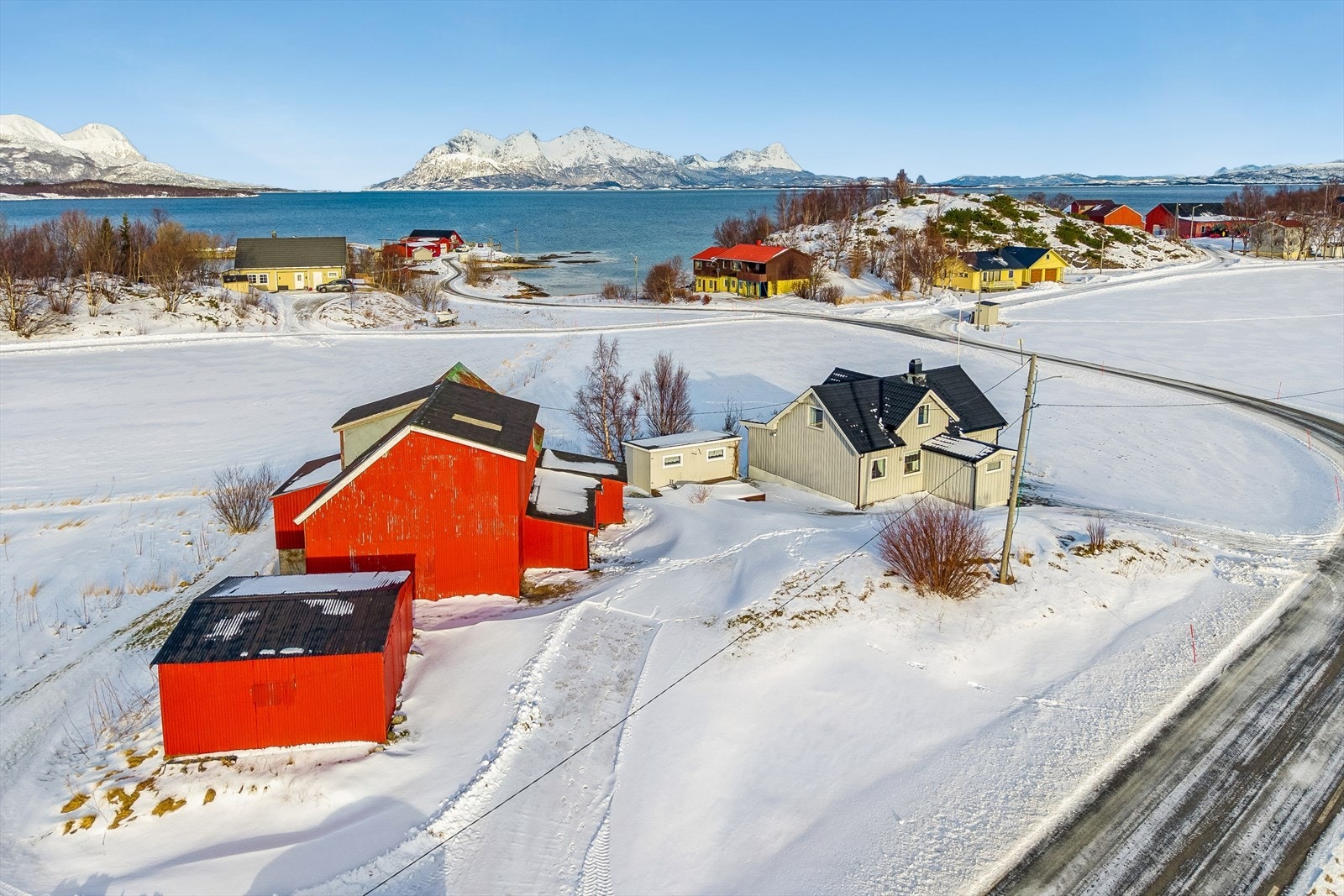 Dypingveien 40- boligen og driftsbygning samt uthus og garasje Galleribilde