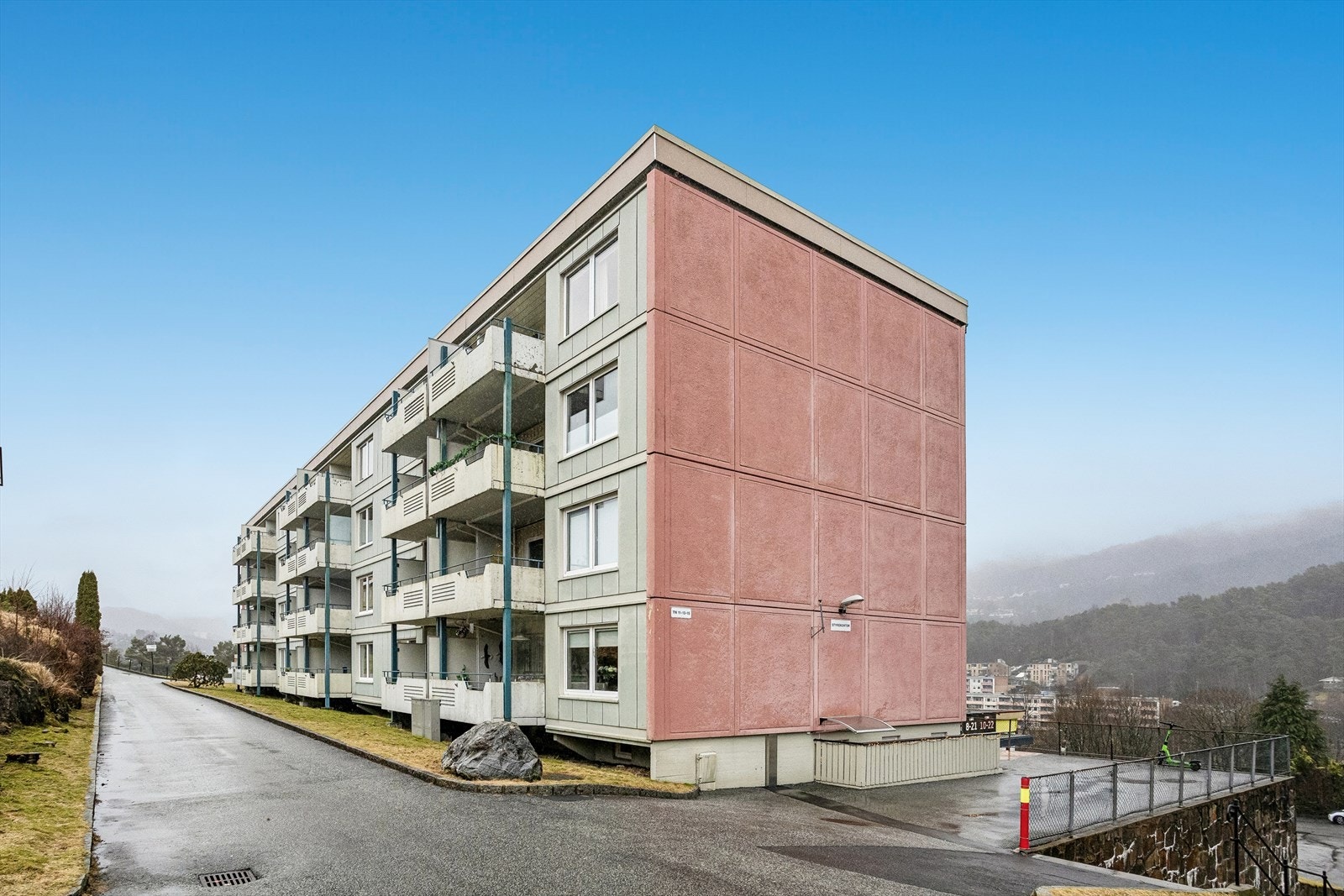 Leiligheten ligger i en velholdt boligblokk i Smiberget Borettslag, oppført i murkonstruksjoner. Galleribilde