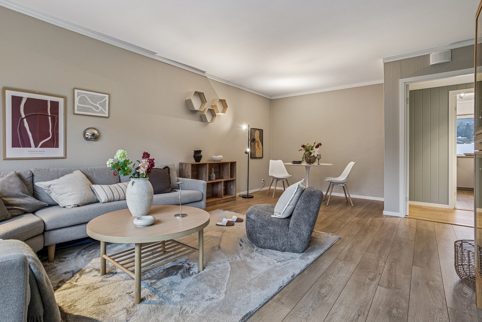 Stuen er et romslig oppholdsrom med god plass til både sofagruppe og spisebord. Galleribilde