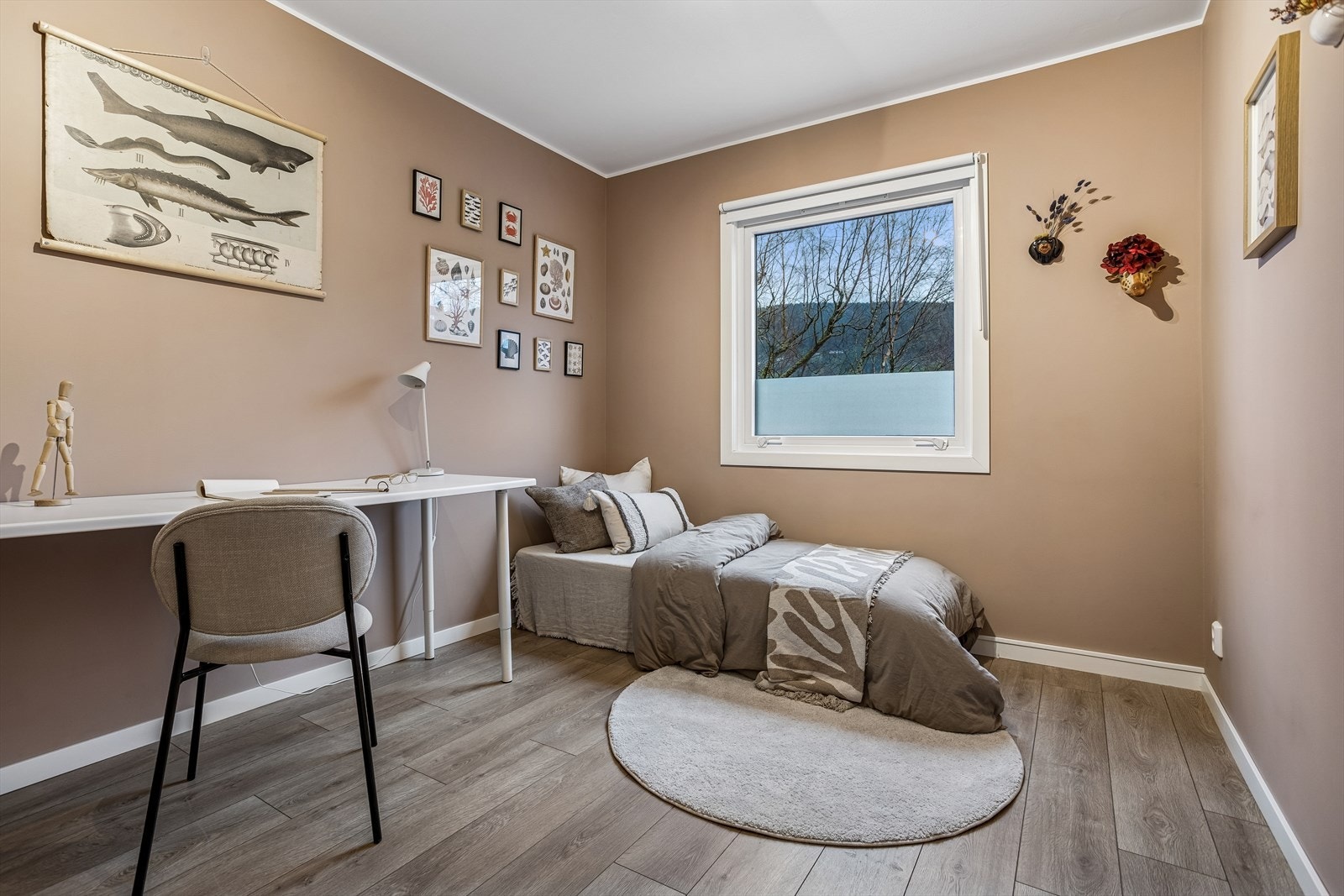 Leilighetens andre soverom egner seg godt som barnerom, gjesterom eller kontor. Galleribilde