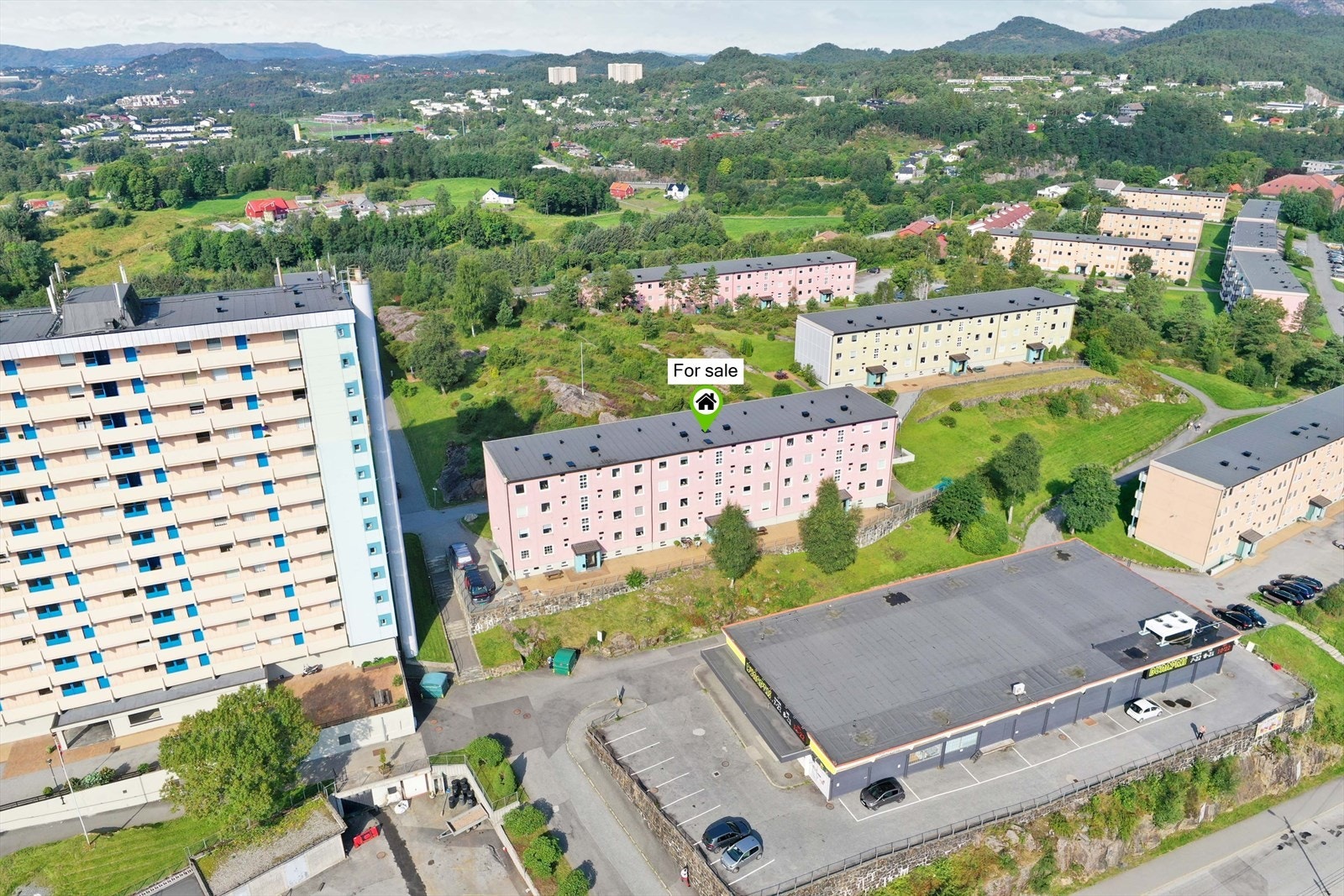 Med busstopp like ved er det gode kollektivforbindelser til resten av Bergen. Galleribilde