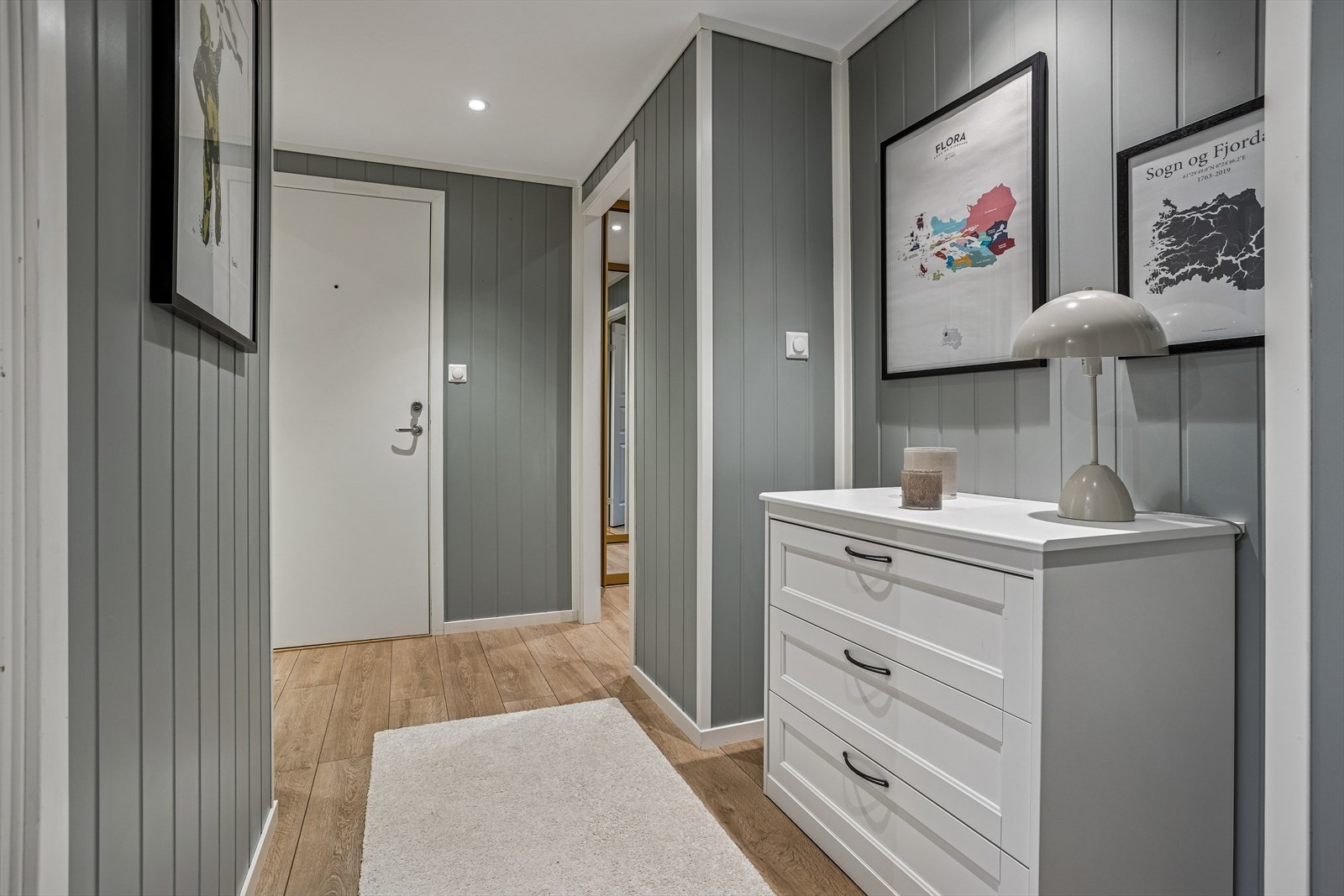 Velkommen inn i en innbydende gang med malt smartpanel på veggene. Galleribilde